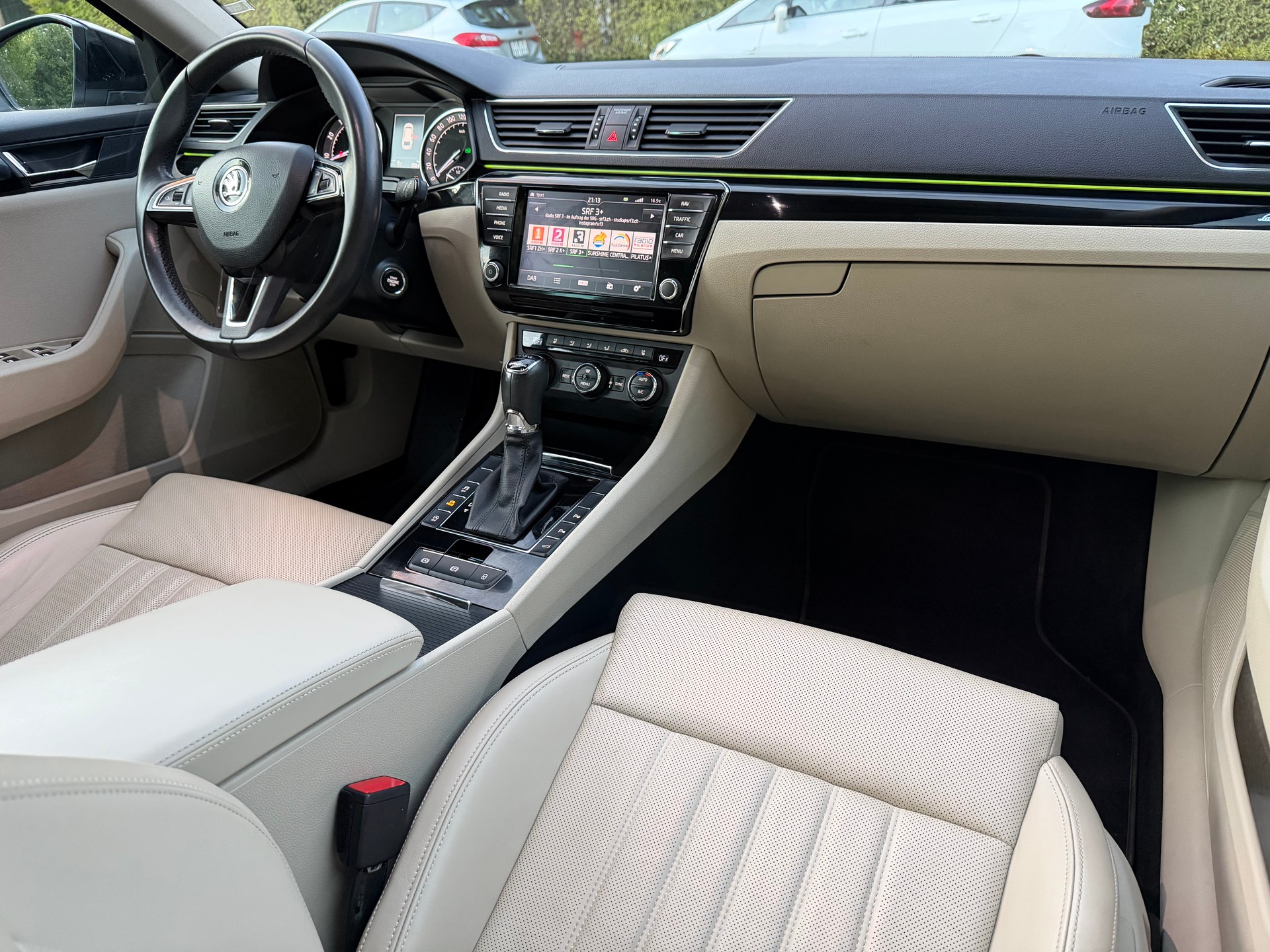 SKODA Superb Combi 2.0 TSI L&K DSG 4x4-image-9