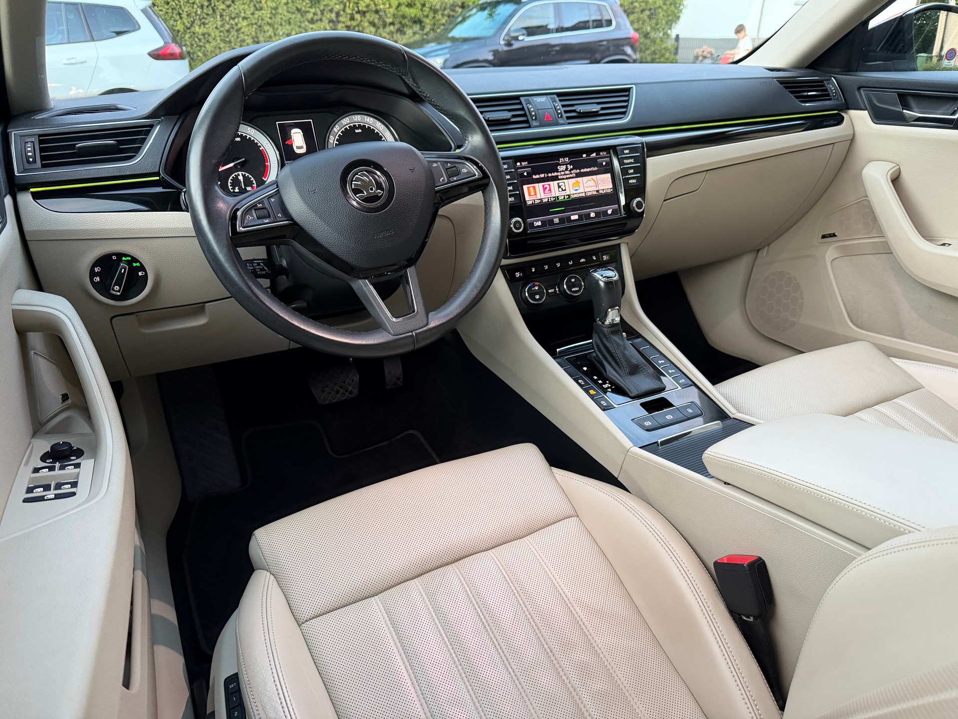 SKODA Superb Combi 2.0 TSI L&K DSG 4x4-image-13