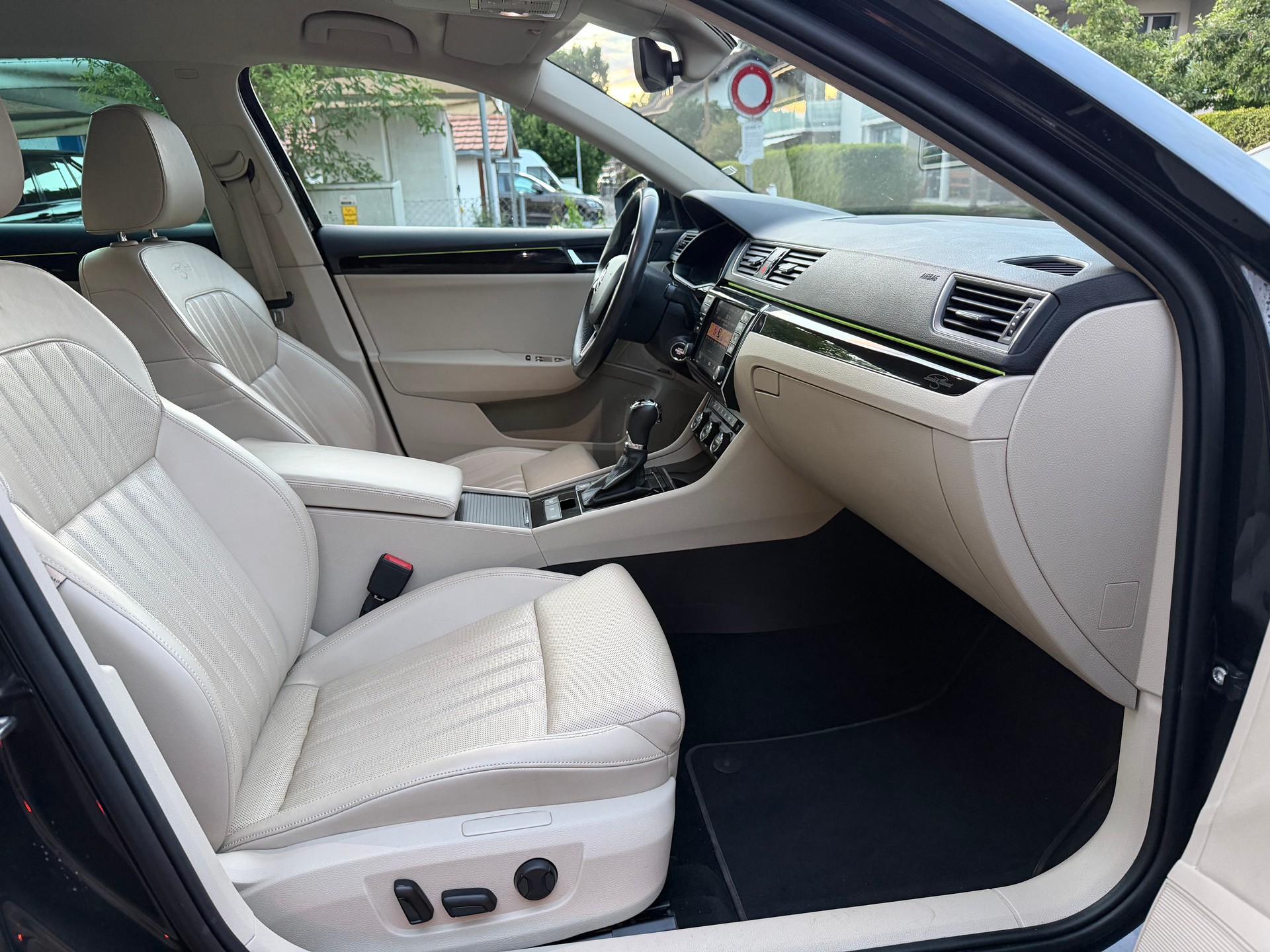 SKODA Superb Combi 2.0 TSI L&K DSG 4x4-image-8