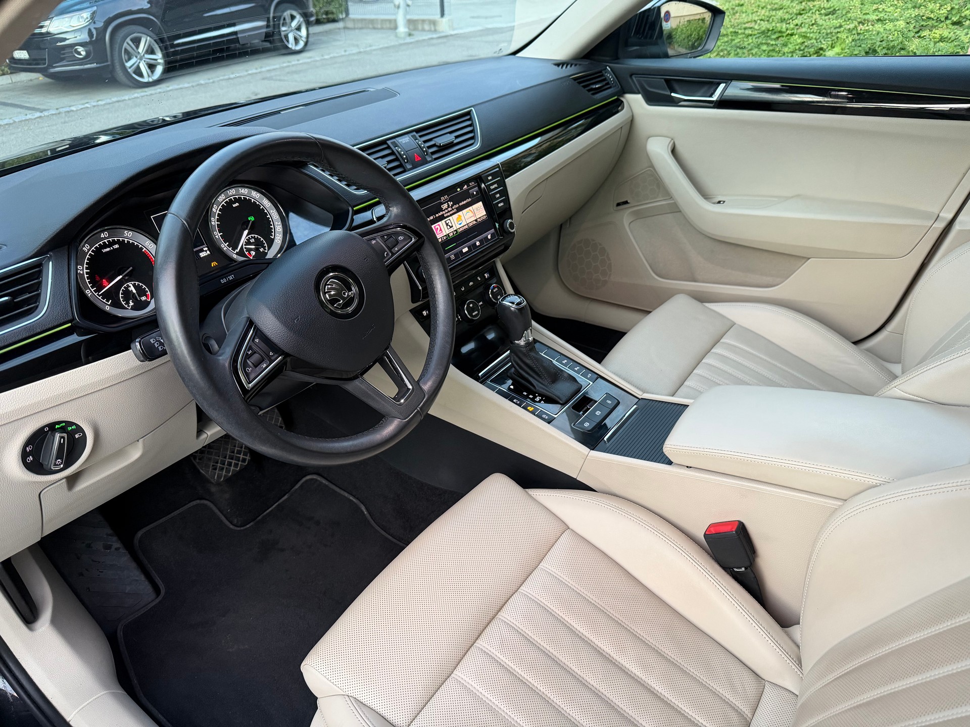 SKODA Superb Combi 2.0 TSI L&K DSG 4x4-image-14