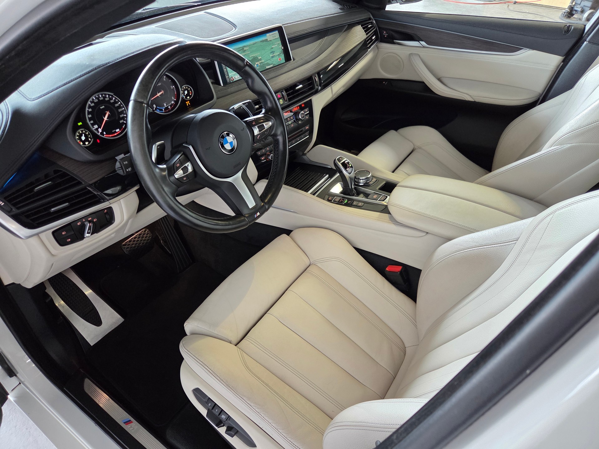 BMW X6 40d xDrive M-Sport-showroom-element-3