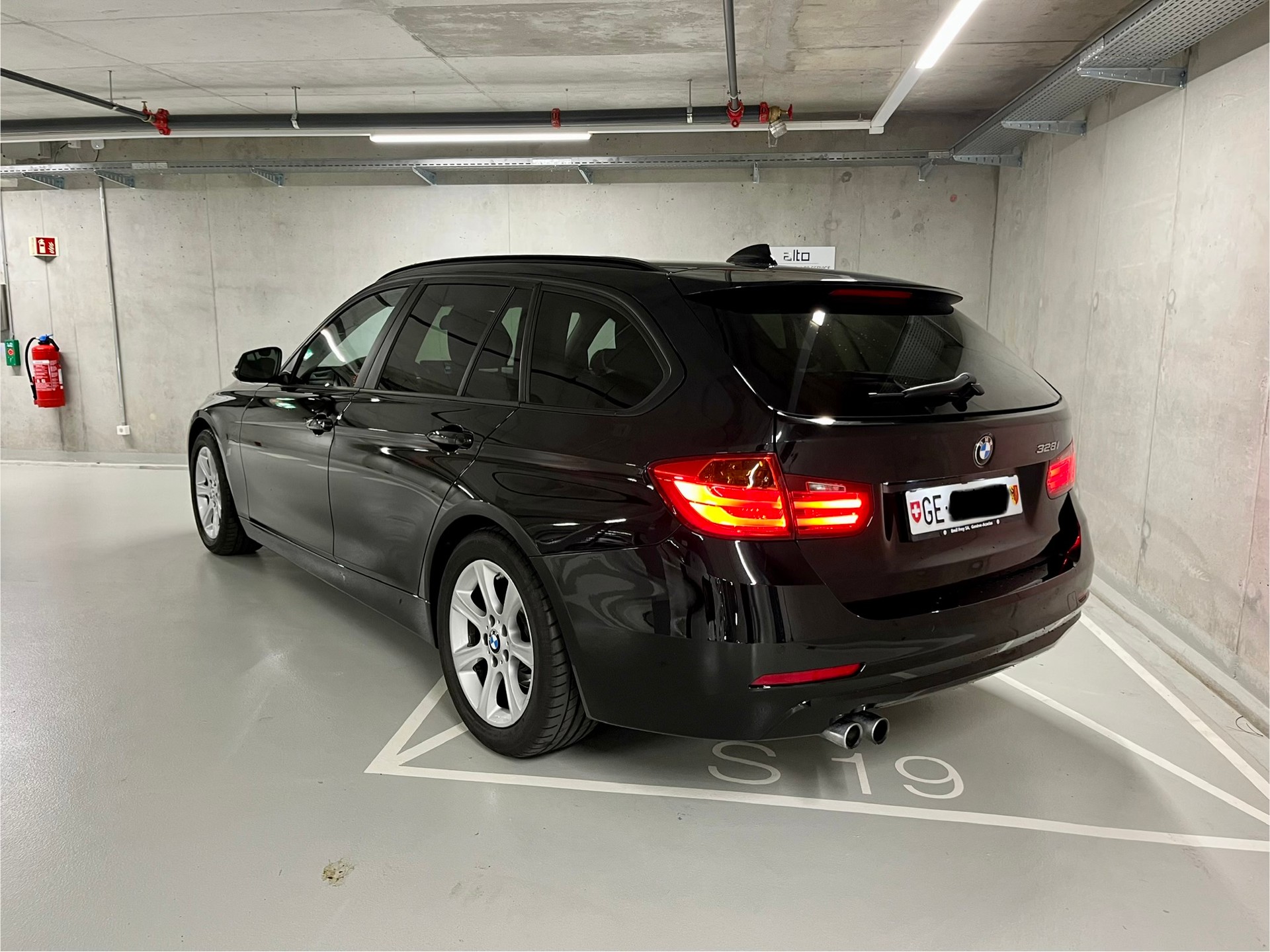 BMW 328i Touring Steptronic-showroom-element-2