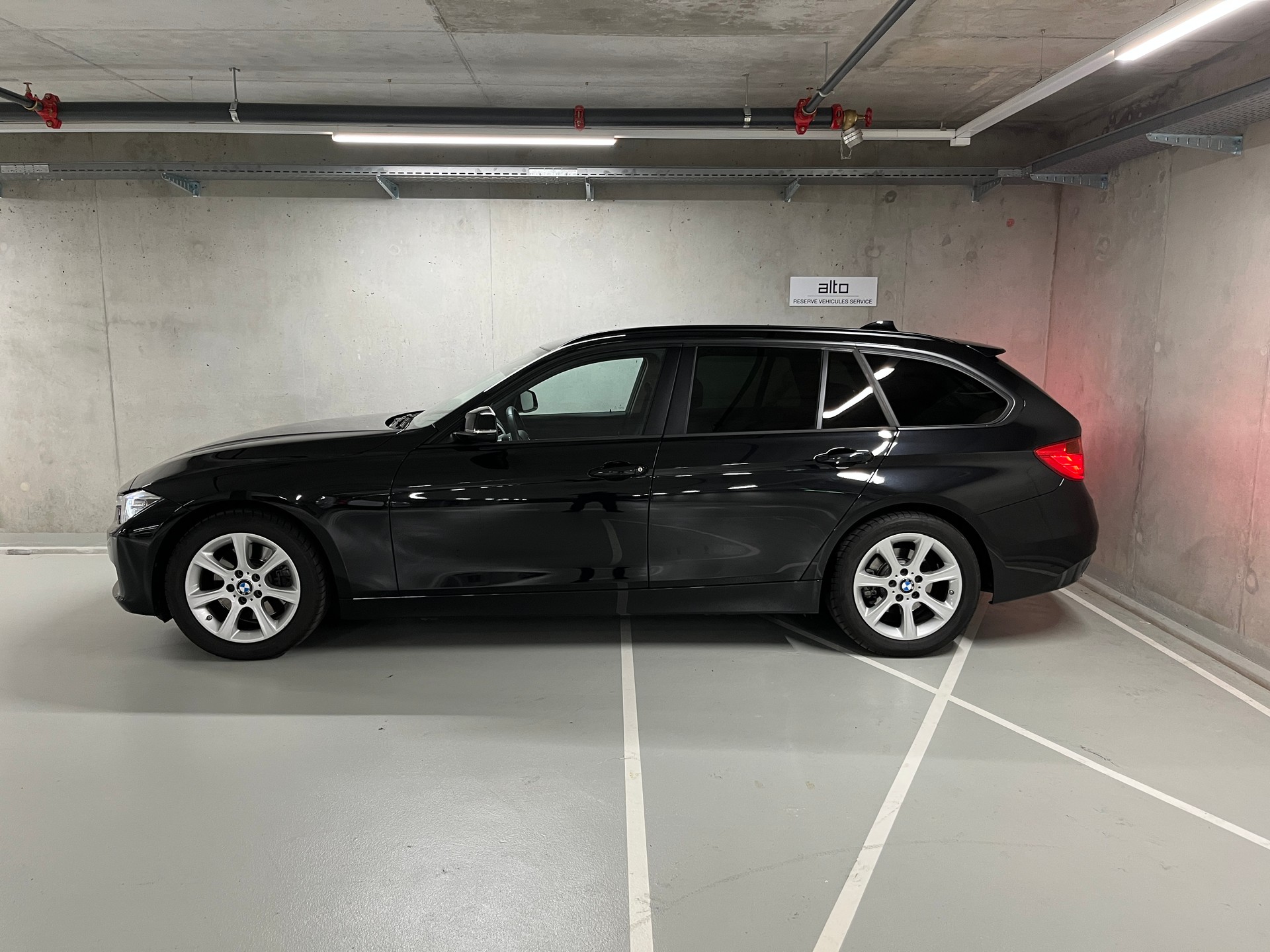 BMW 328i Touring Steptronic-showroom-element-1