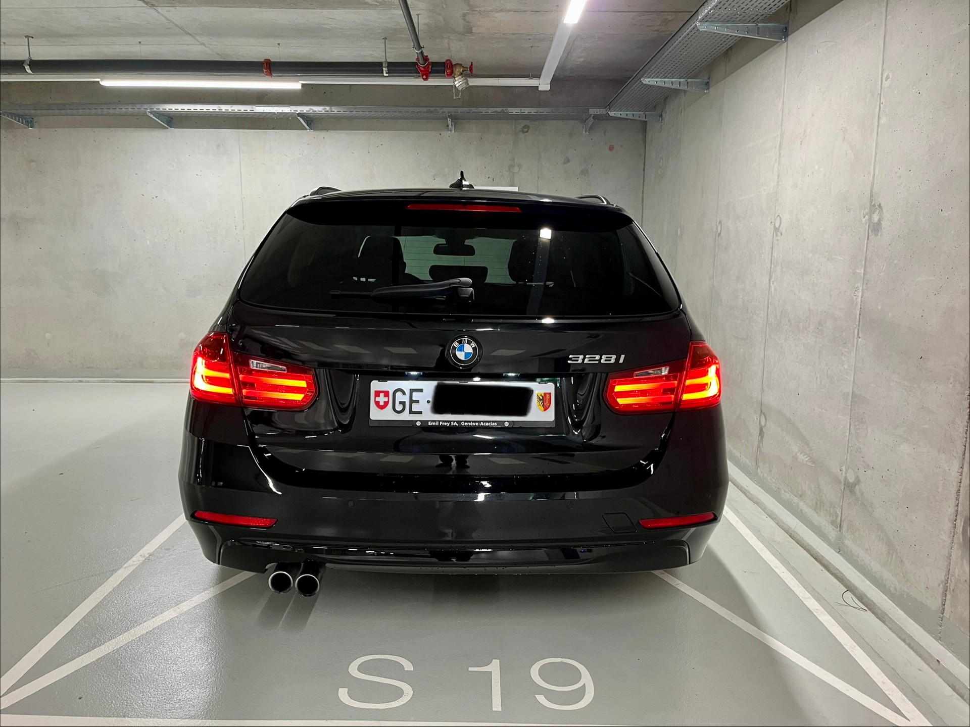 BMW 328i Touring Steptronic-showroom-element-3