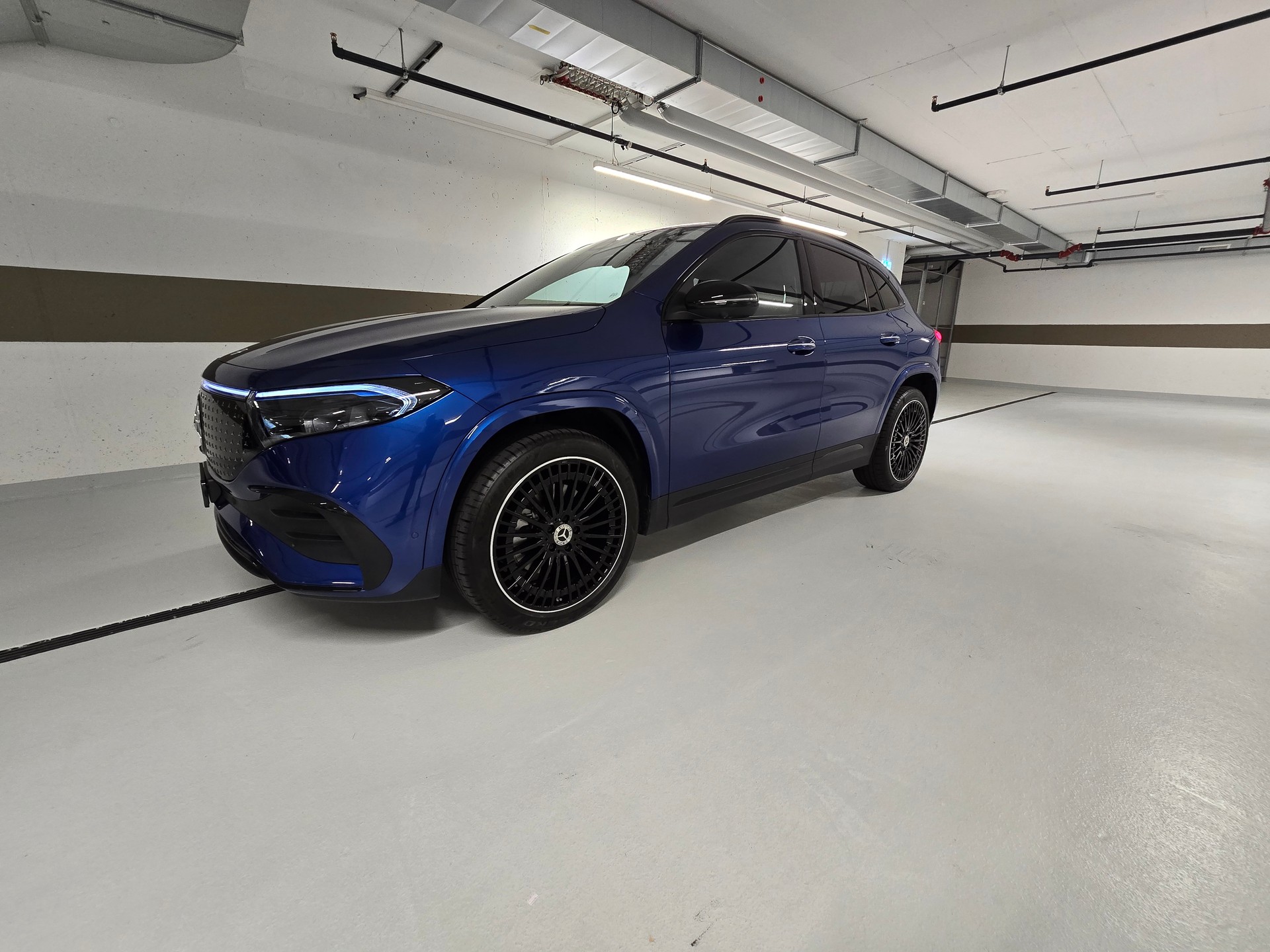 MERCEDES-BENZ EQA 300 Swiss Star AMG Line 4matic-image-2