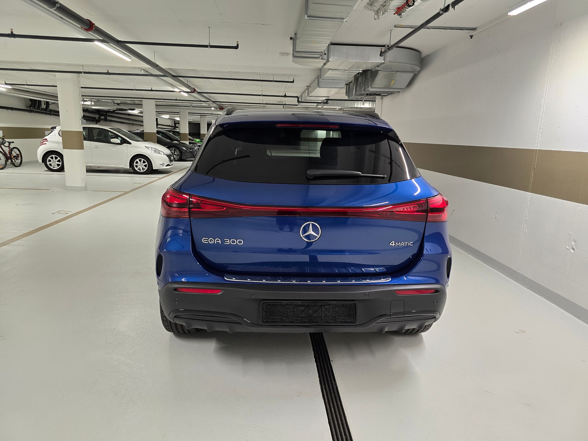MERCEDES-BENZ EQA 300 Swiss Star AMG Line 4matic-image-4