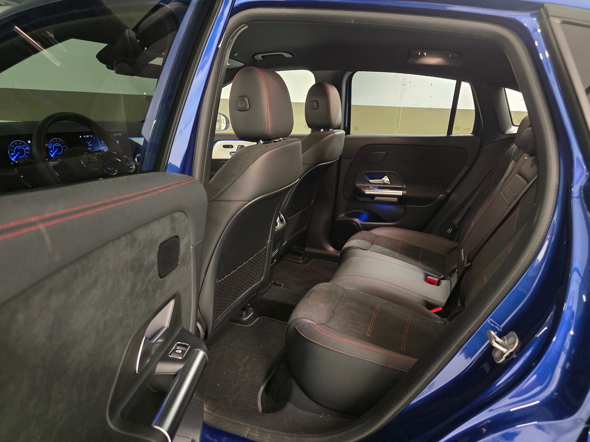 MERCEDES-BENZ EQA 300 Swiss Star AMG Line 4matic-image-13