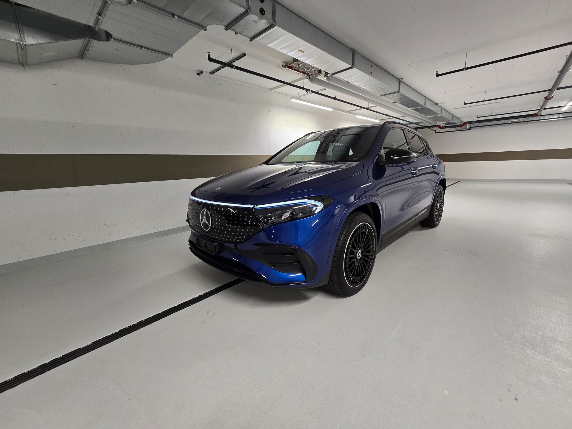 MERCEDES-BENZ EQA 300 Swiss Star AMG Line 4matic-image-3