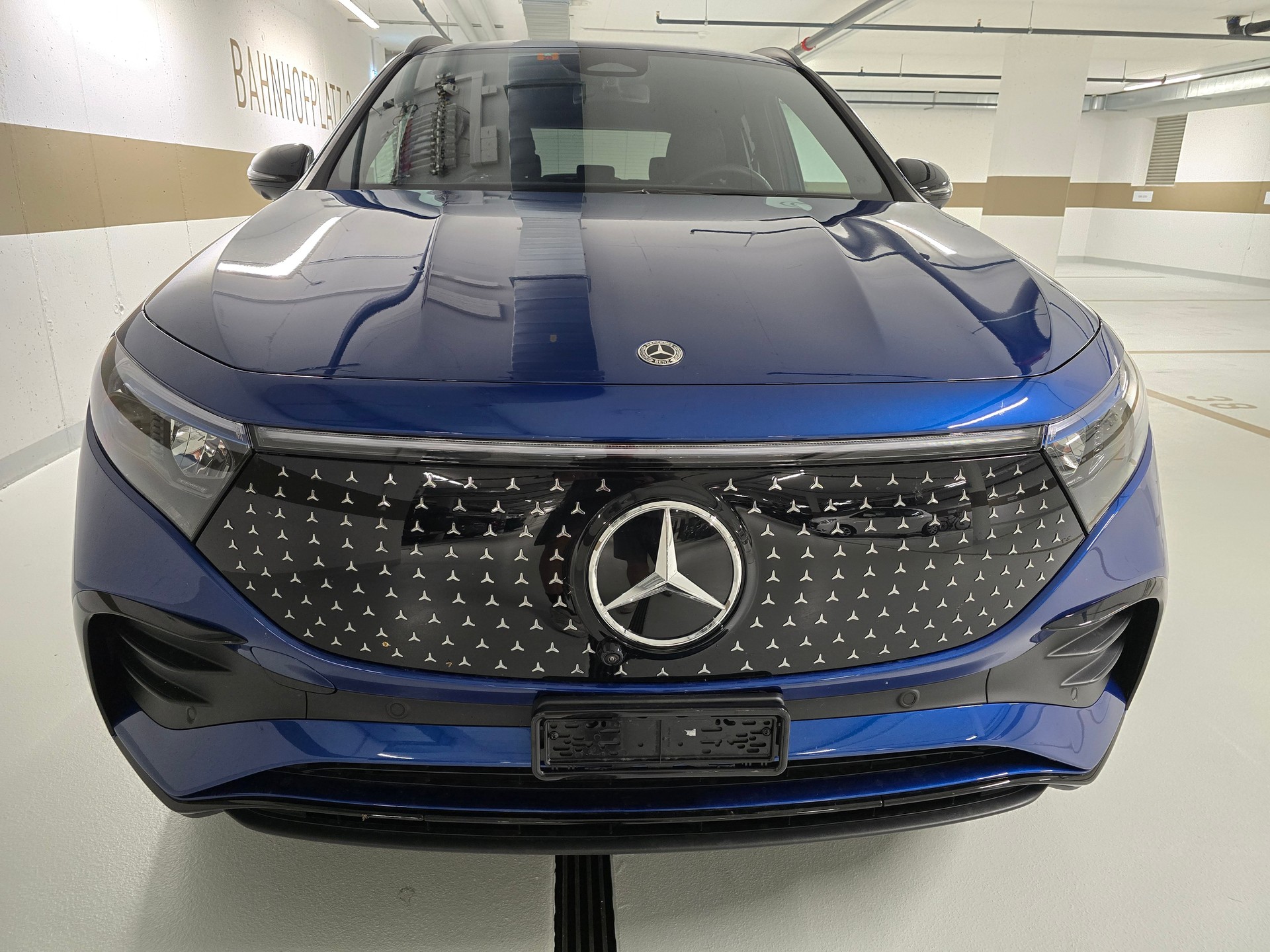 MERCEDES-BENZ EQA 300 Swiss Star AMG Line 4matic-image-1