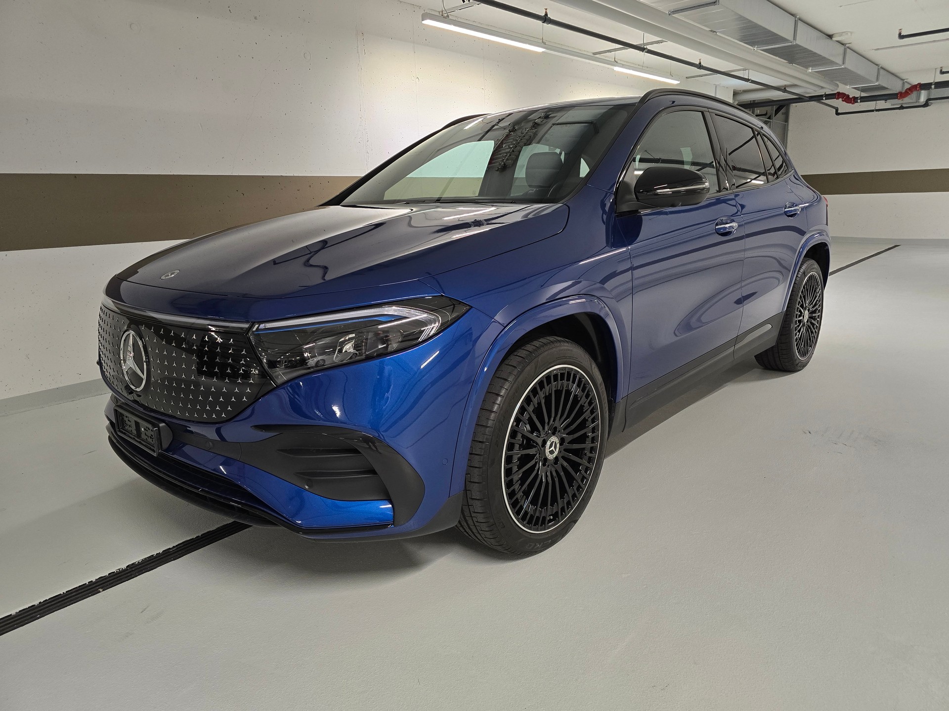 MERCEDES-BENZ EQA 300 Swiss Star AMG Line 4matic-image-14