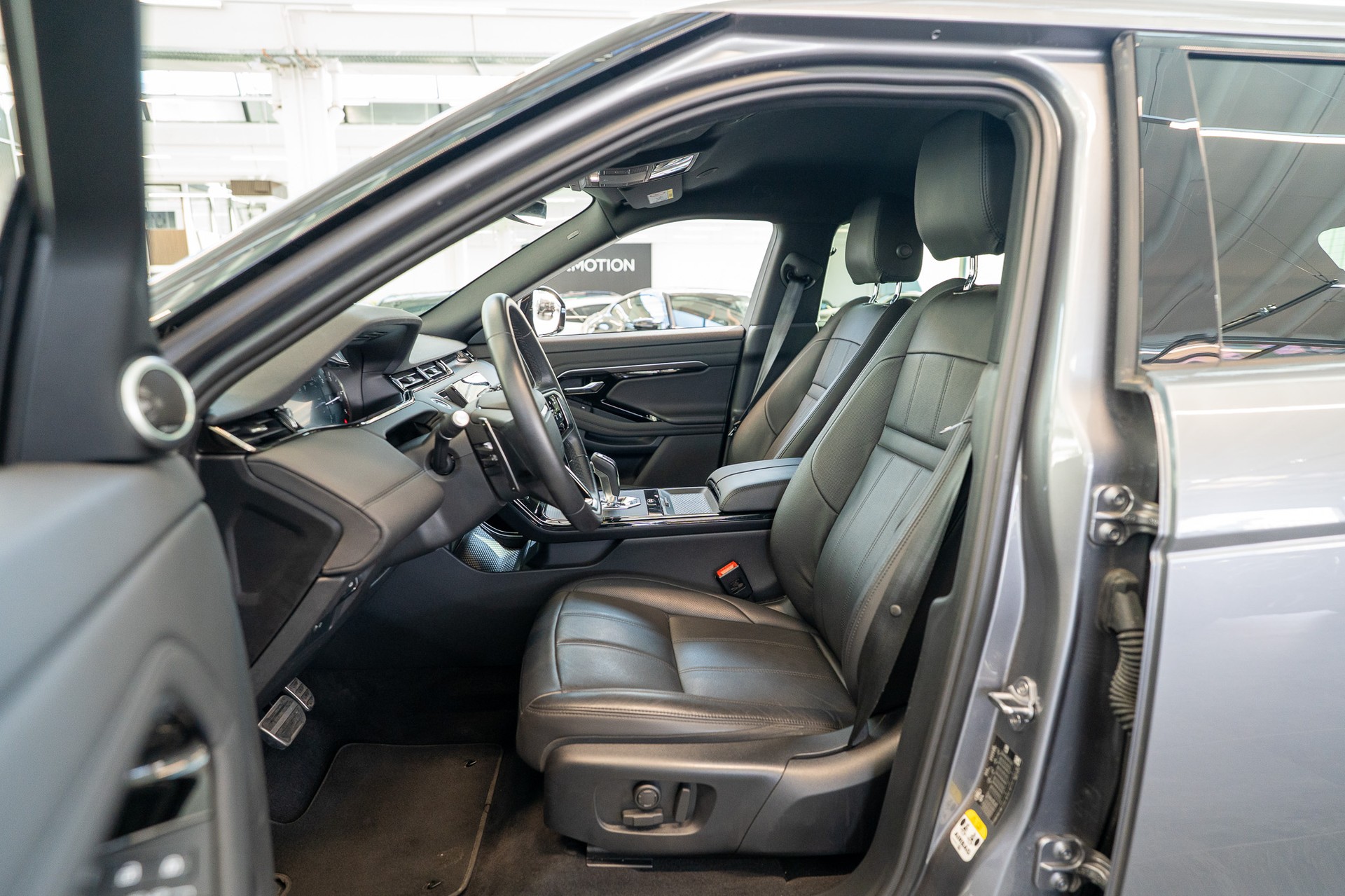 LAND ROVER Range Rover Evoque 2.0 D 165 R-Dynamic SE-image-9