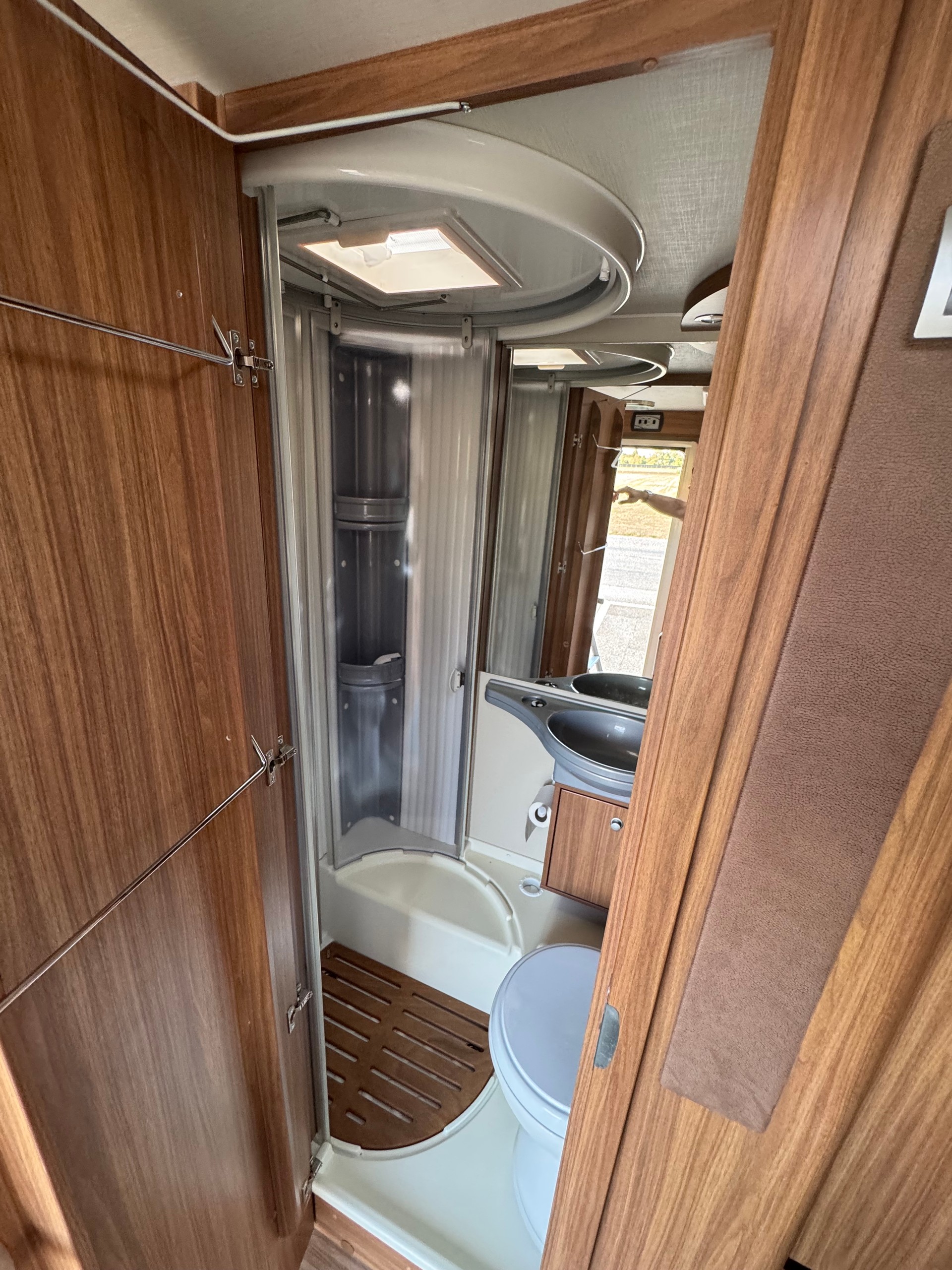 CARADO Capron A 461 Fiat Ducato - Stockbett Kajüte - 6 Personen - TV Sat - Rückfahrkamera - Klima-image-15