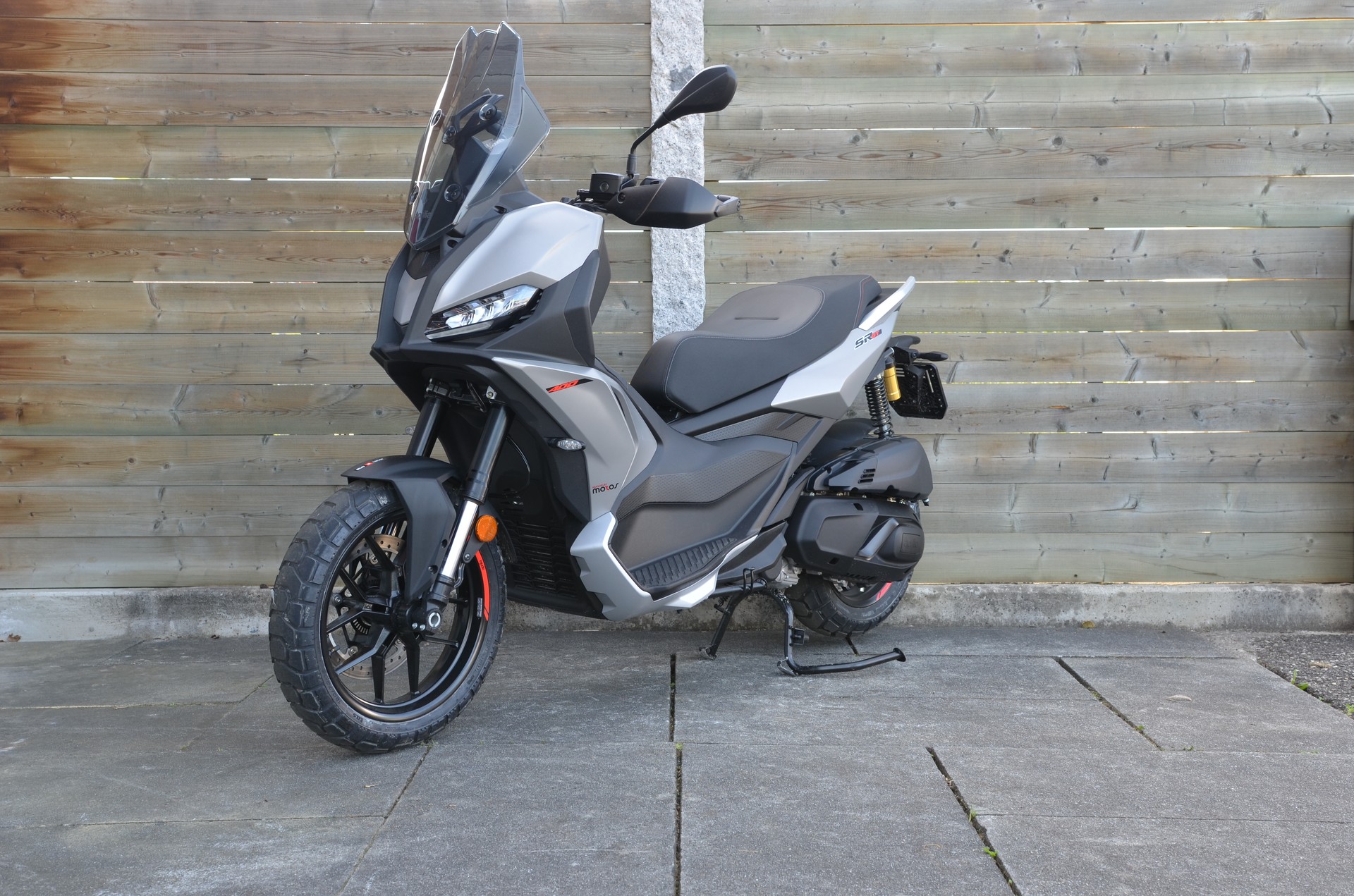 APRILIA SR GT 400-image-1