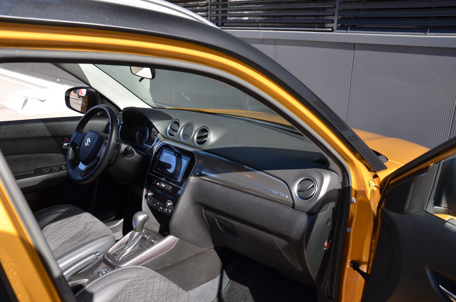 SUZUKI Vitara 1.5 Hybrid Comfort + 4x4 AGS-image-12