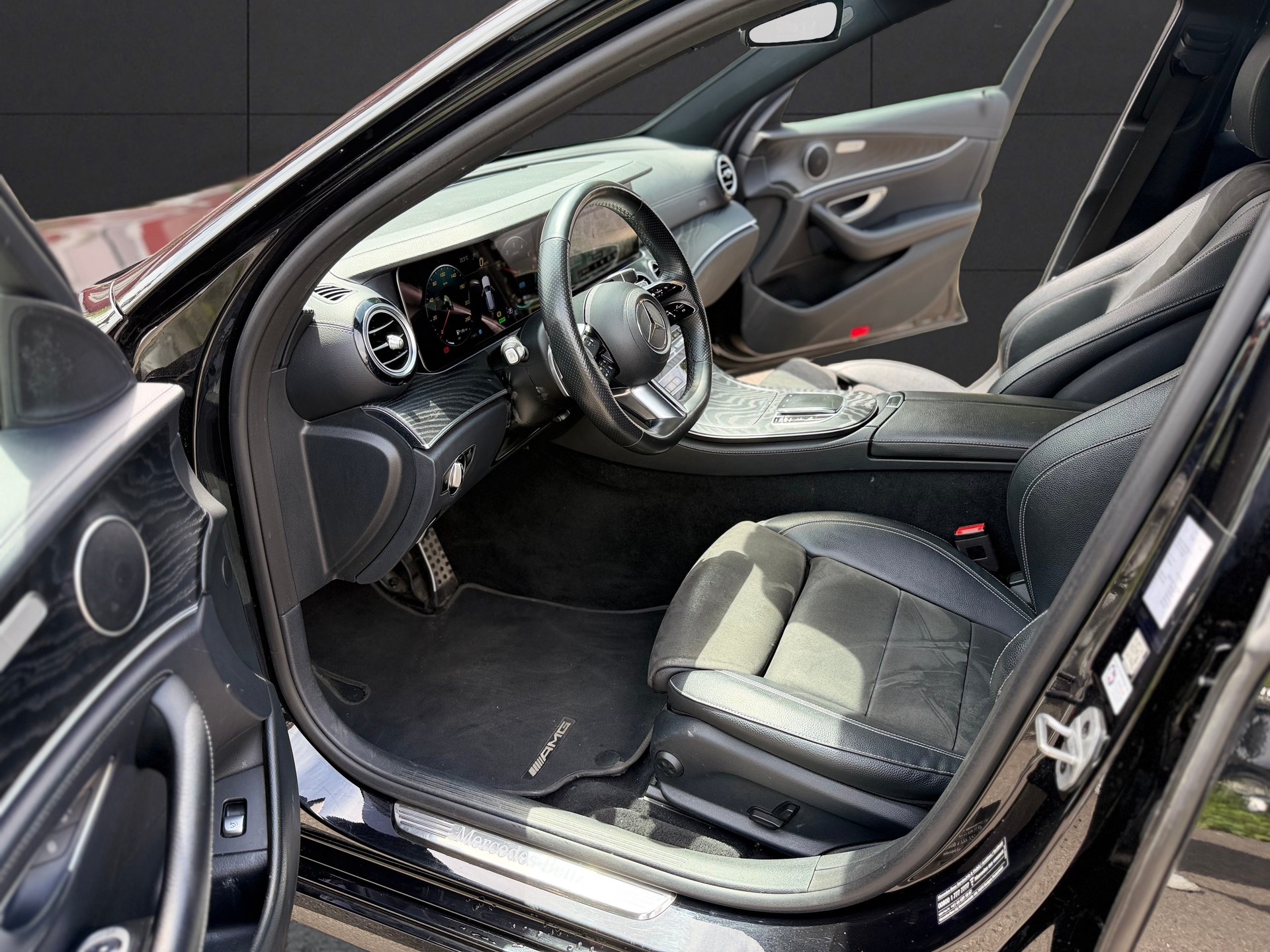 MERCEDES-BENZ E 300 de T 4Matic AMG Line 9G-Tronic-image-11