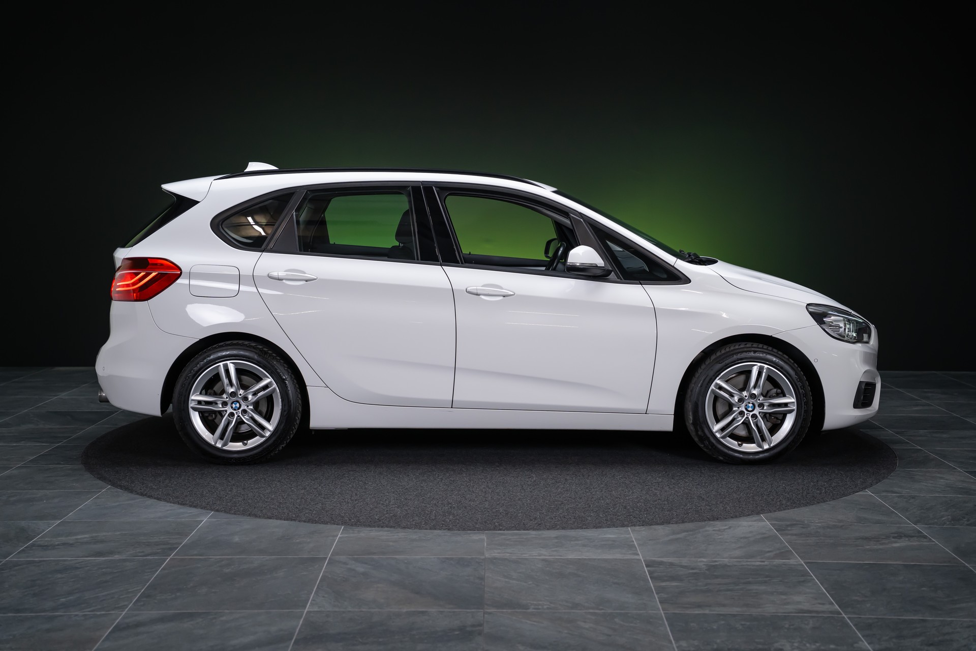 BMW 225i xDrive SAG Active Tourer / CH-Fahrzeug / HeadUp / Rückfahrkamera-showroom-element-3