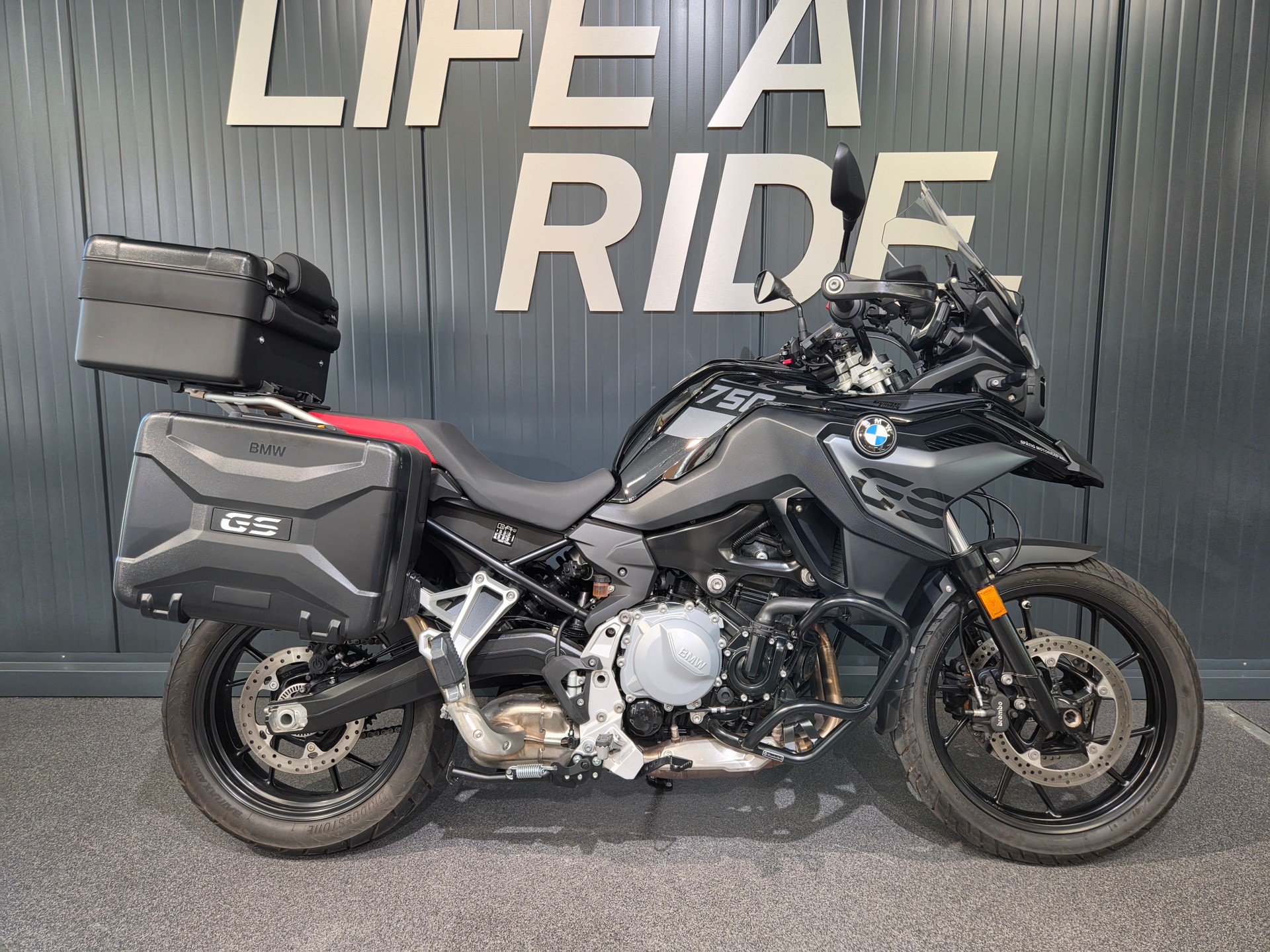 BMW F 750 GS - Tieferlegung ab Werk!-image-0