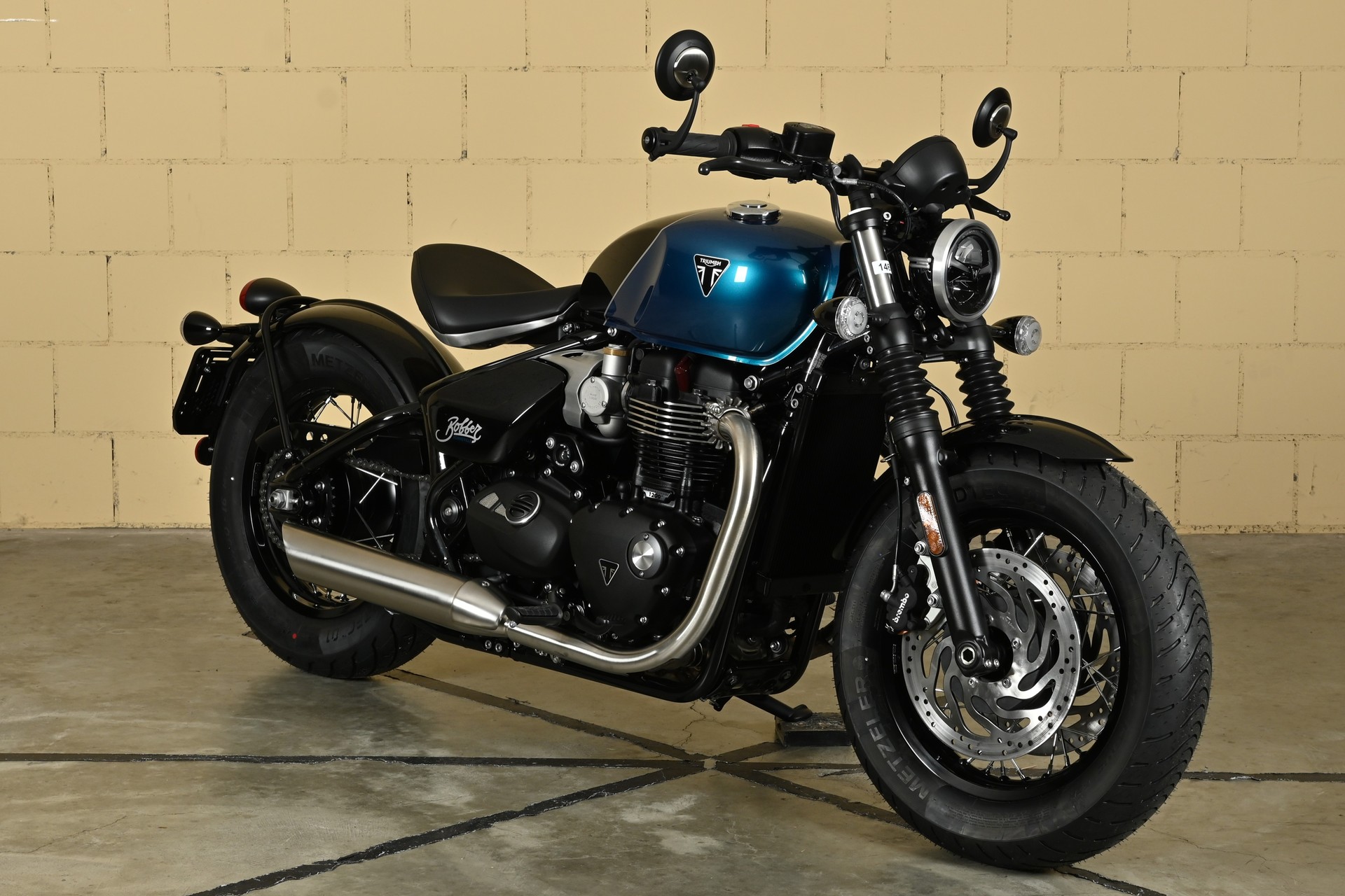 TRIUMPH Bonneville 1200 Bobber-image-1
