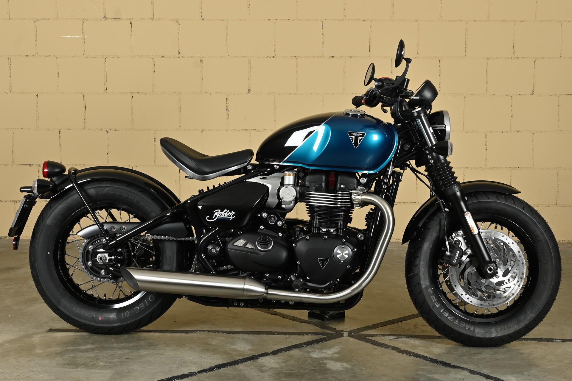 TRIUMPH Bonneville 1200 Bobber-image-0