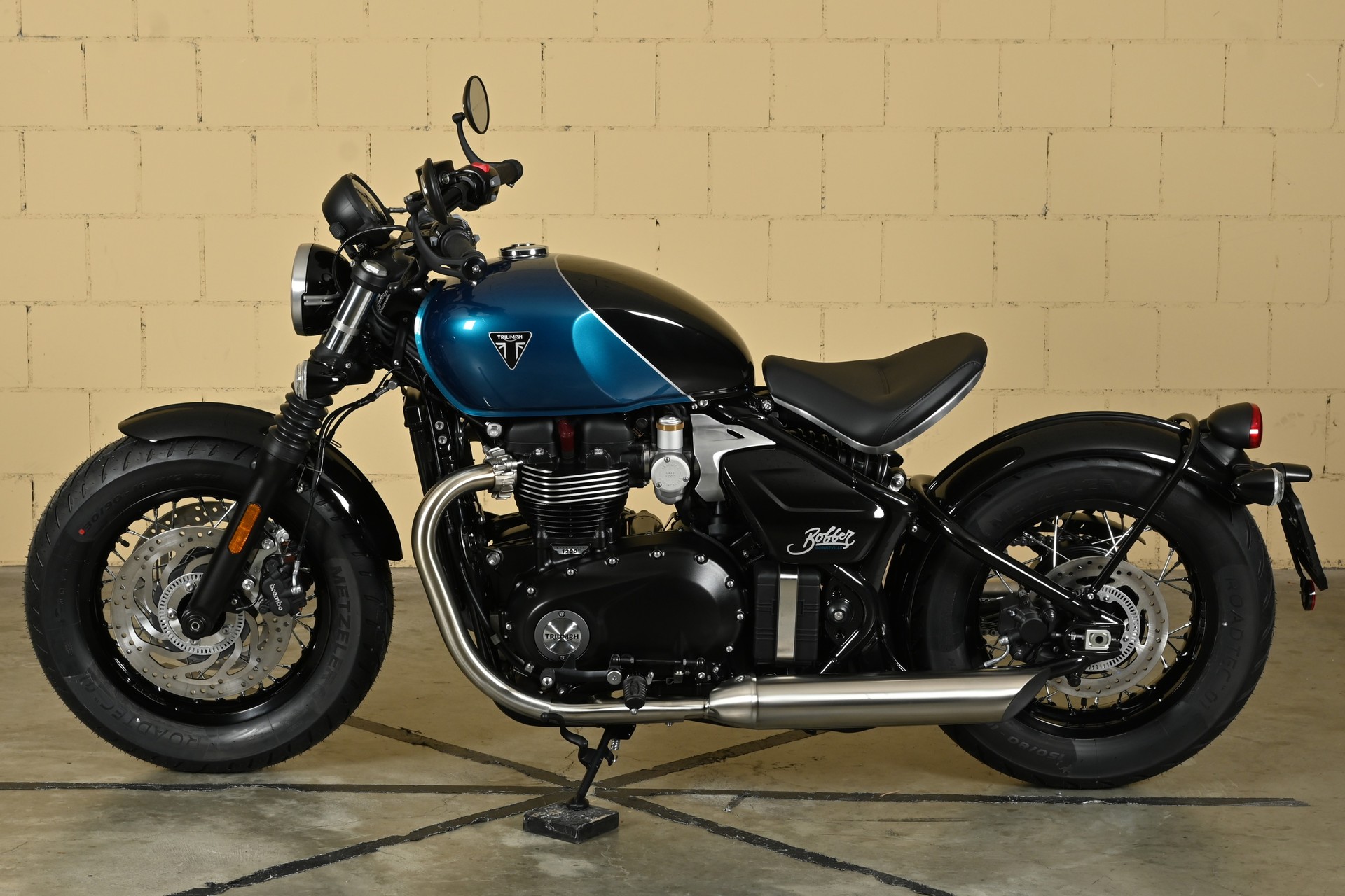 TRIUMPH Bonneville 1200 Bobber-image-9