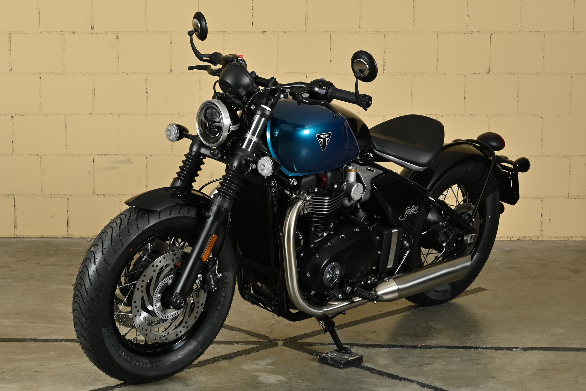 TRIUMPH Bonneville 1200 Bobber-image-2
