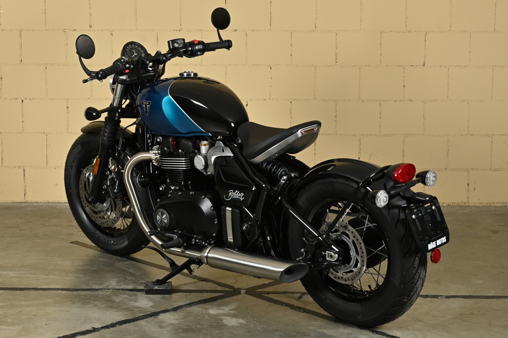TRIUMPH Bonneville 1200 Bobber-image-4