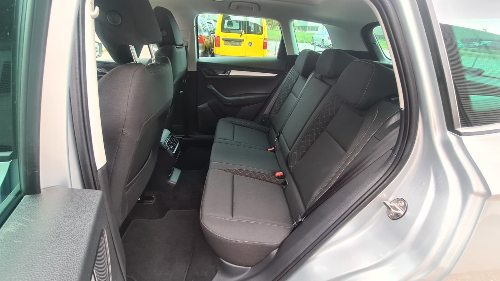SKODA Karoq 2.0 TDI CR Ambition 4x4 DSG ** Gr-Navi ** RF-Kamera ** Panorama-Glasdach ** Totwinkel-Assist ** Frisch Ab MFK & Service **-image-17