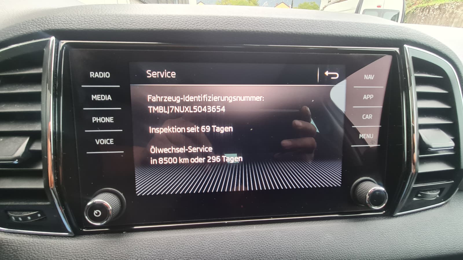 SKODA Karoq 2.0 TDI CR Ambition 4x4 DSG ** Gr-Navi ** RF-Kamera ** Panorama-Glasdach ** Totwinkel-Assist ** Frisch Ab MFK & Service **-image-12