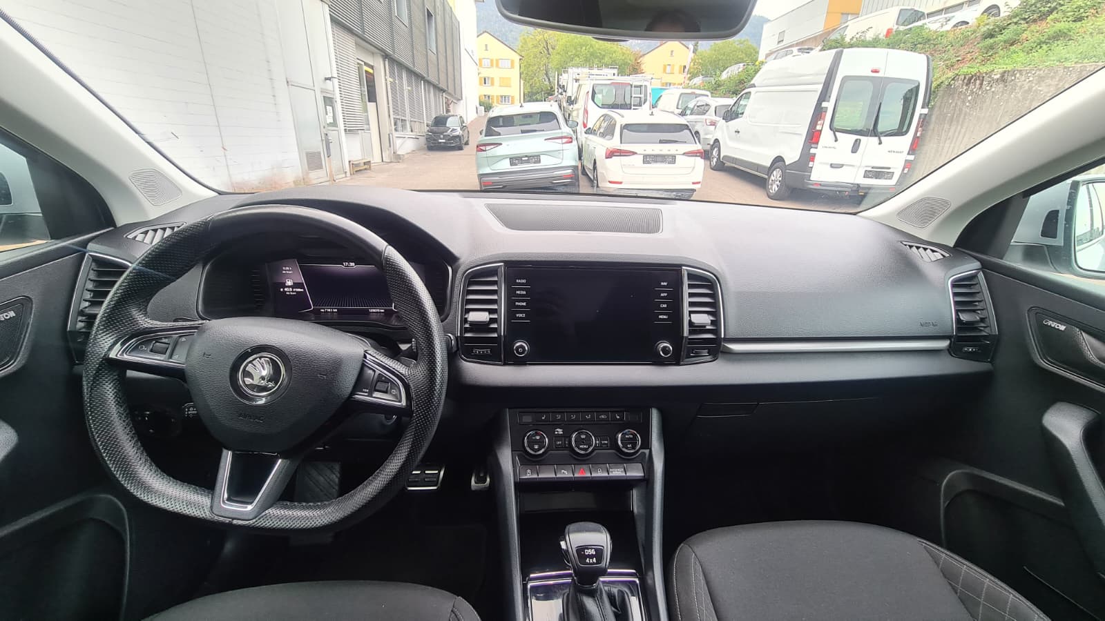 SKODA Karoq 2.0 TDI CR Ambition 4x4 DSG ** Gr-Navi ** RF-Kamera ** Panorama-Glasdach ** Totwinkel-Assist ** Frisch Ab MFK & Service **-image-14