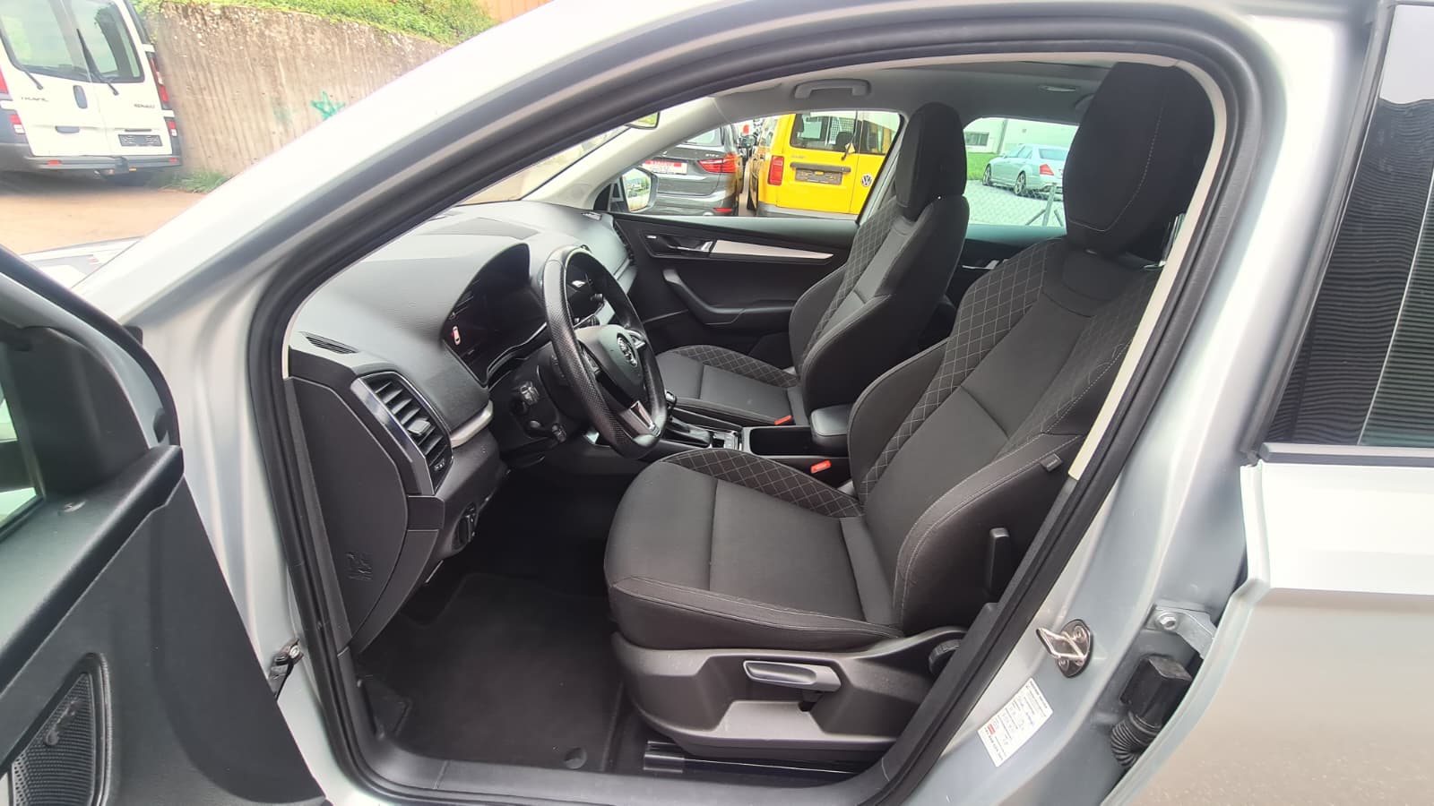 SKODA Karoq 2.0 TDI CR Ambition 4x4 DSG ** Gr-Navi ** RF-Kamera ** Panorama-Glasdach ** Totwinkel-Assist ** Frisch Ab MFK & Service **-image-16