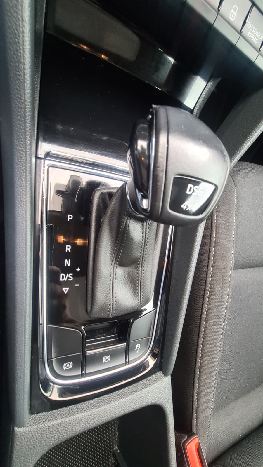 SKODA Karoq 2.0 TDI CR Ambition 4x4 DSG ** Gr-Navi ** RF-Kamera ** Panorama-Glasdach ** Totwinkel-Assist ** Frisch Ab MFK & Service **-image-9