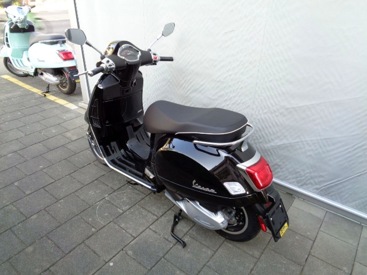 PIAGGIO VESPA GTS 300 SUPER RST-image-0