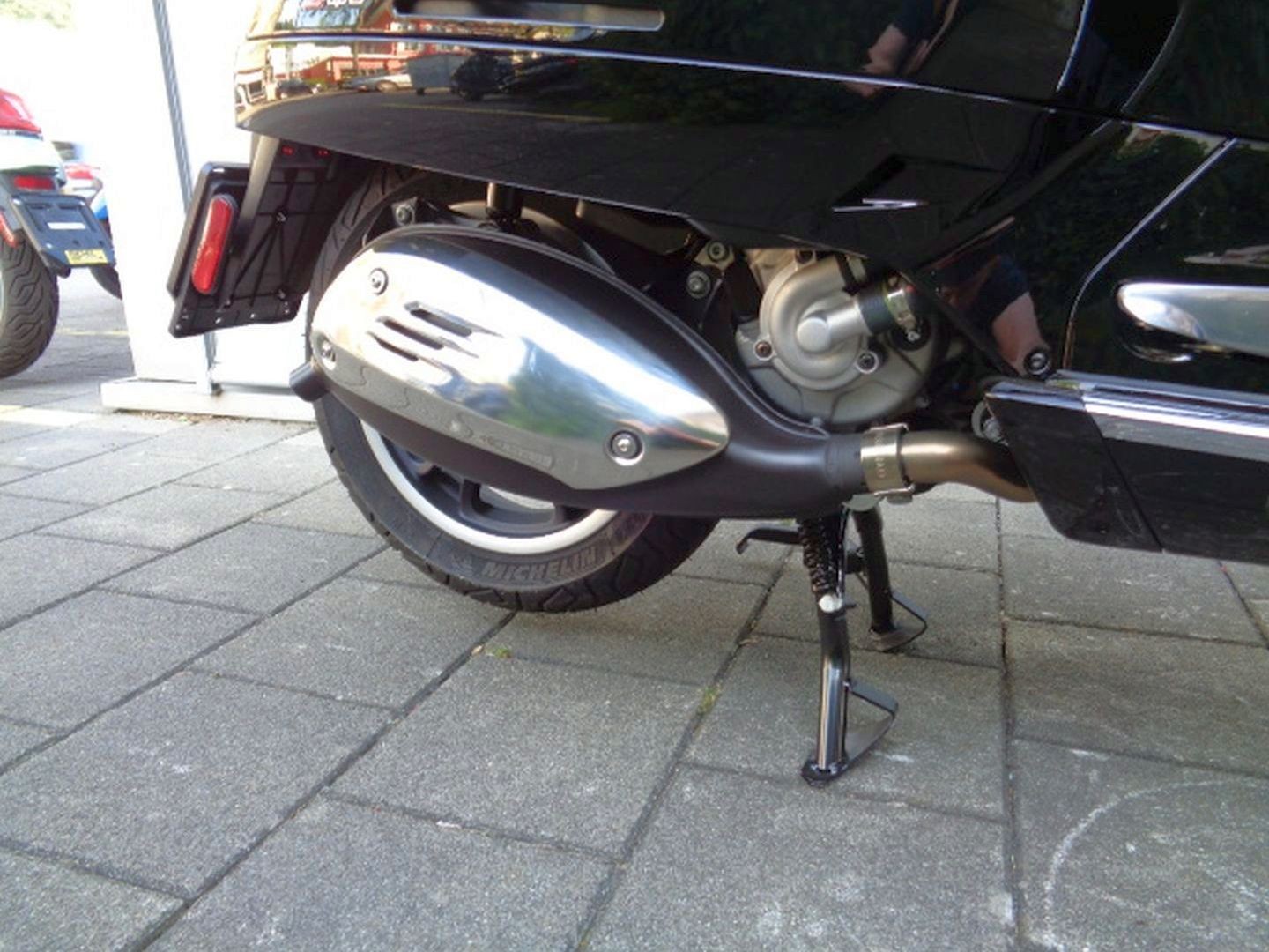PIAGGIO VESPA GTS 300 SUPER RST-image-8