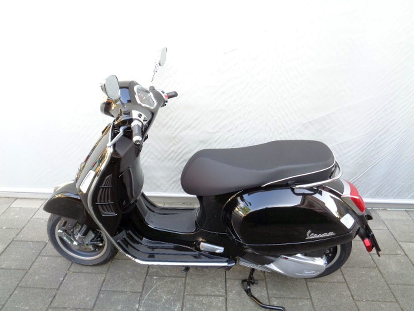 PIAGGIO VESPA GTS 300 SUPER RST-image-1