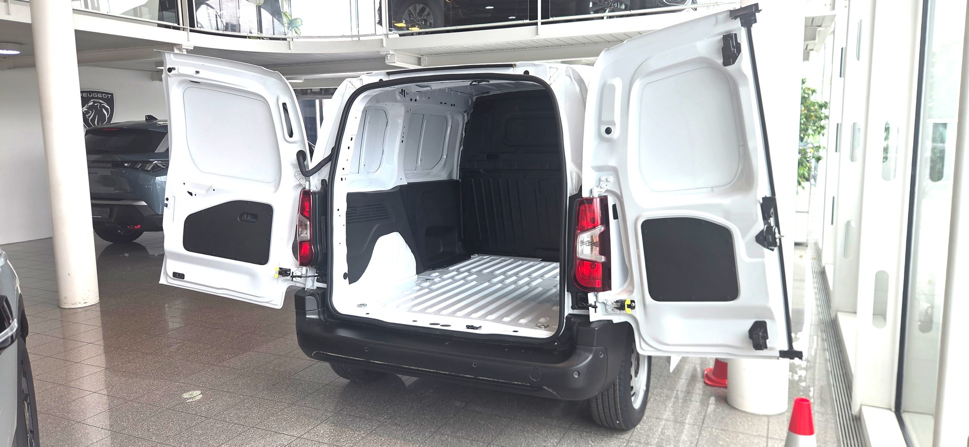 PEUGEOT Partner 1.5 Blue HDi Standard 1000kg EAT8-image-8