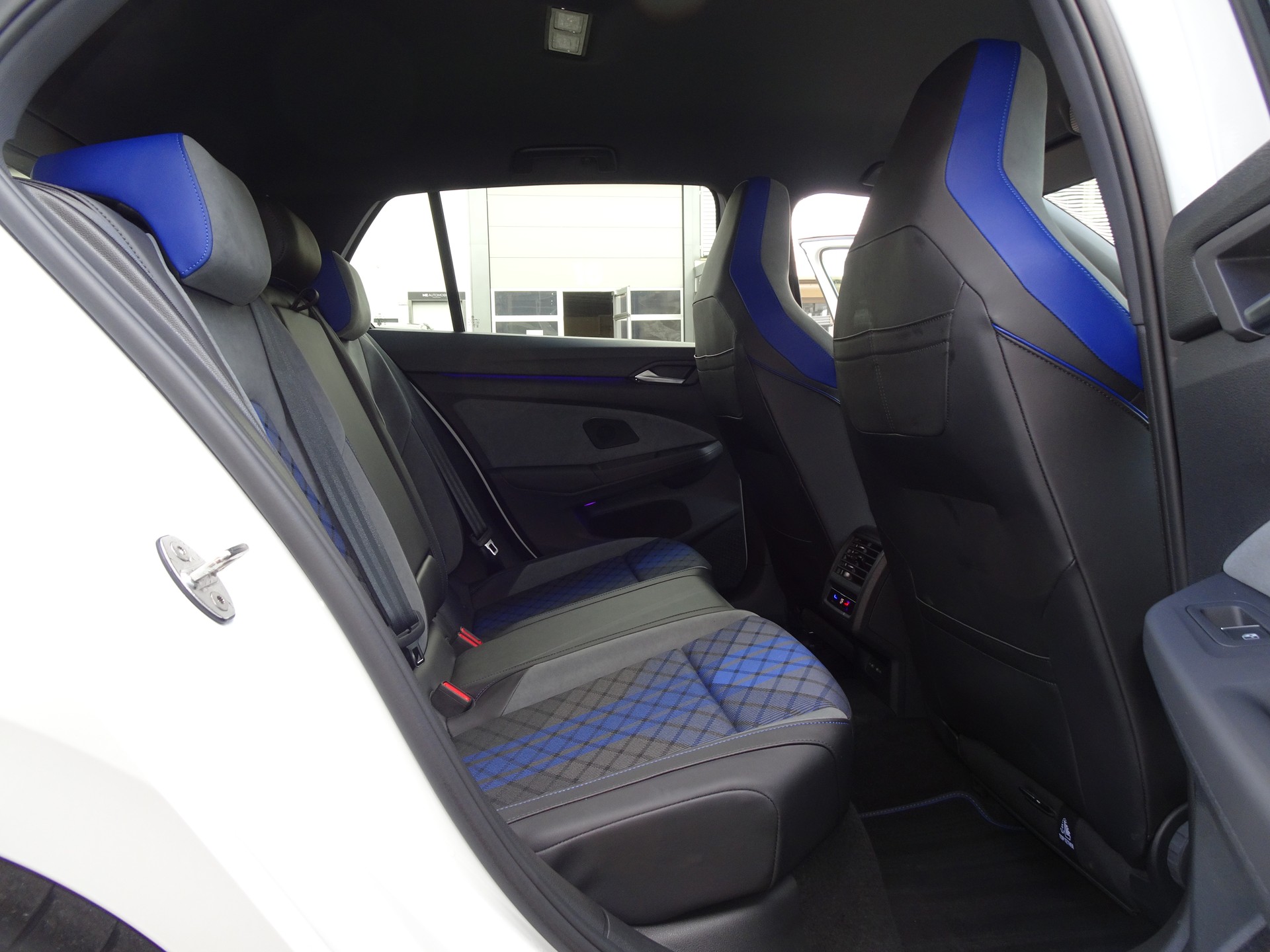 VW Golf 2.0 TSI R DSG 4Motion R Performance-image-10