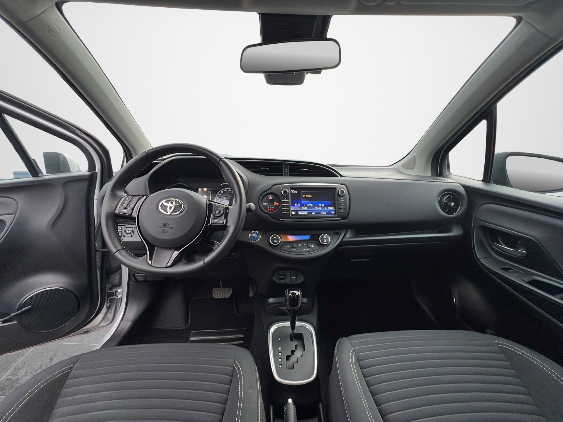 TOYOTA Yaris 1.5 VVT-i HSD Trend-image-13