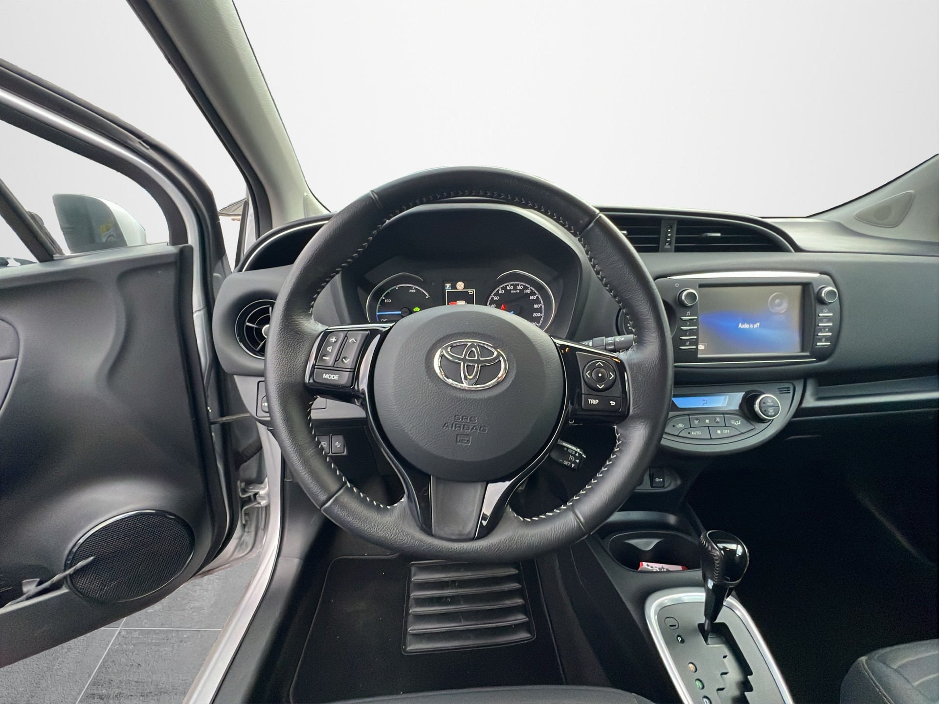 TOYOTA Yaris 1.5 VVT-i HSD Trend-image-9