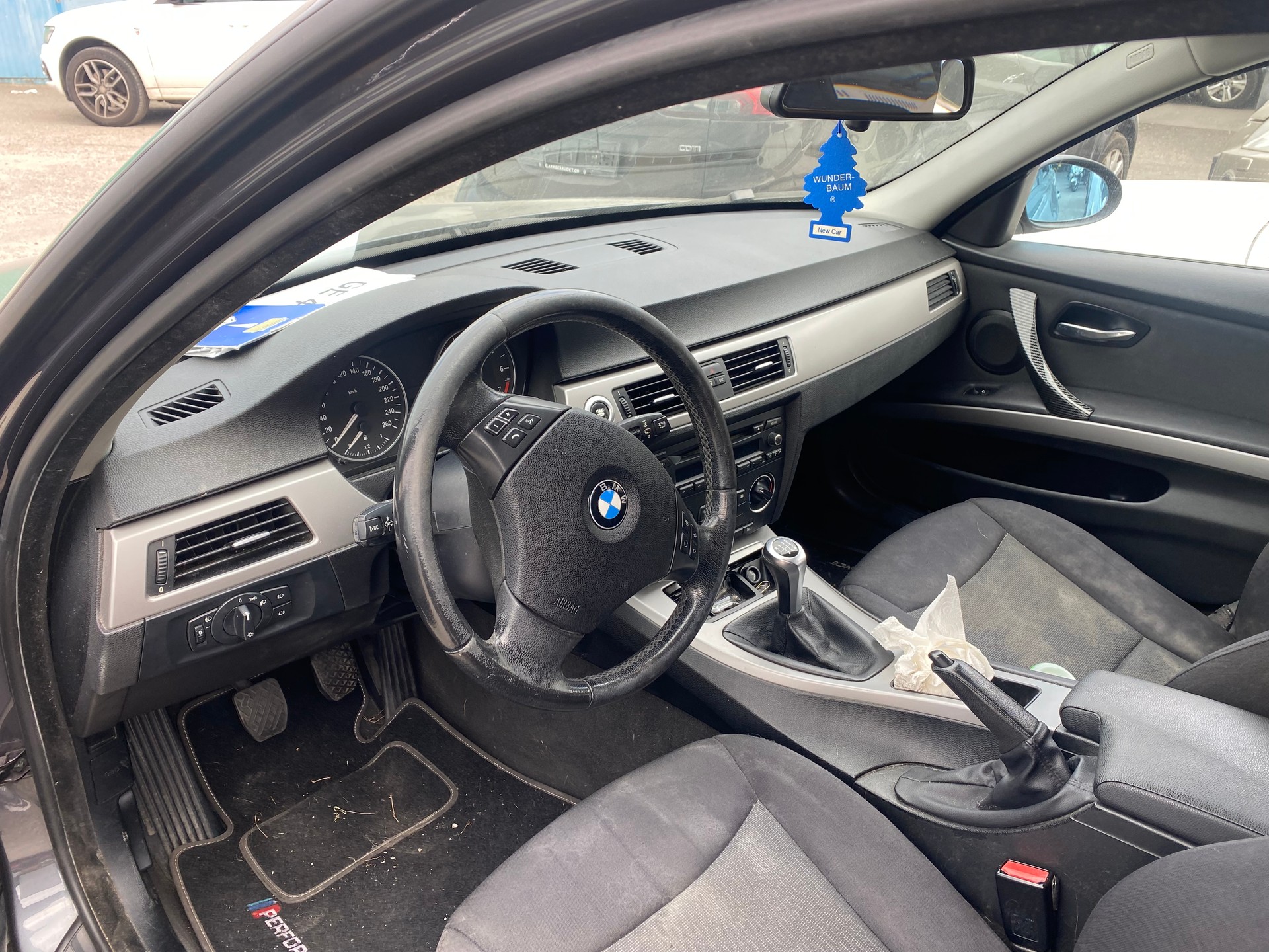 BMW 318i-image-4
