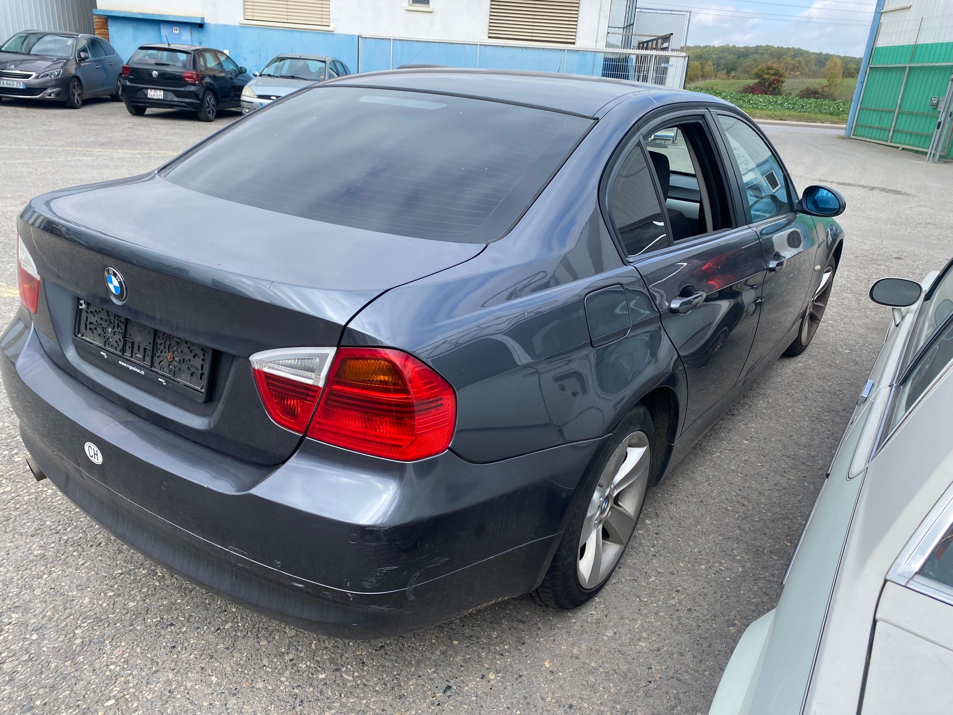 BMW 318i-image-3