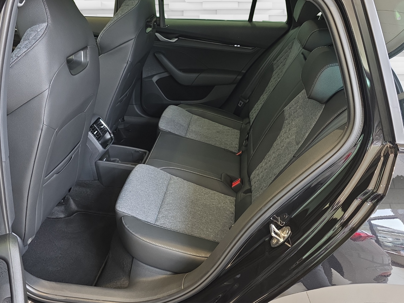 SKODA Octavia Combi 2.0 TSI DSG Dynamic 4x4-image-8