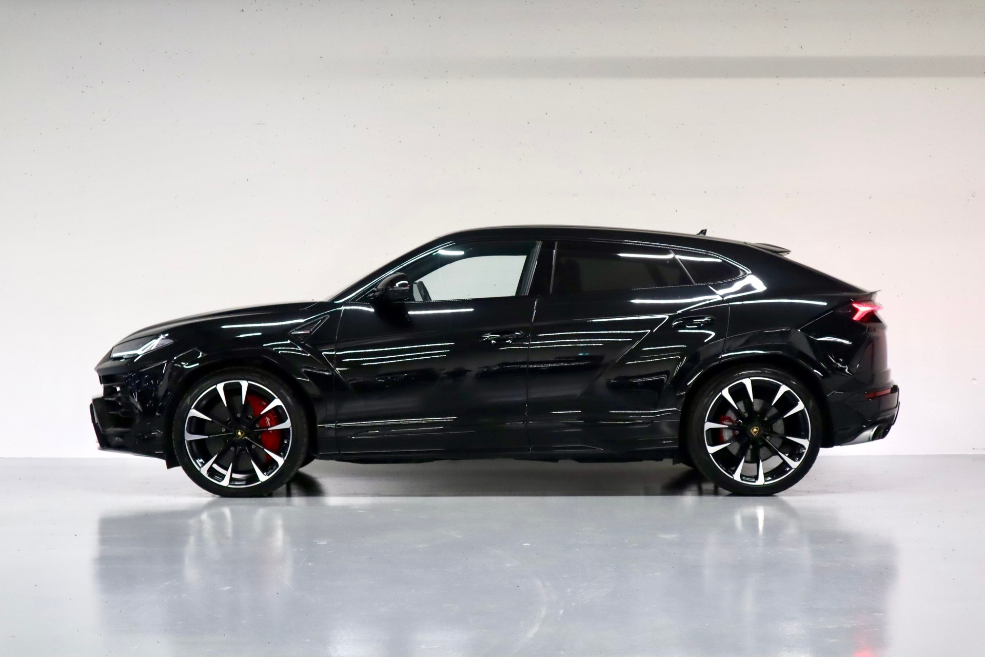 LAMBORGHINI Urus E-Gear | CH-Fzg. | 1. Hand | Top Ausstattung-showroom-element-1