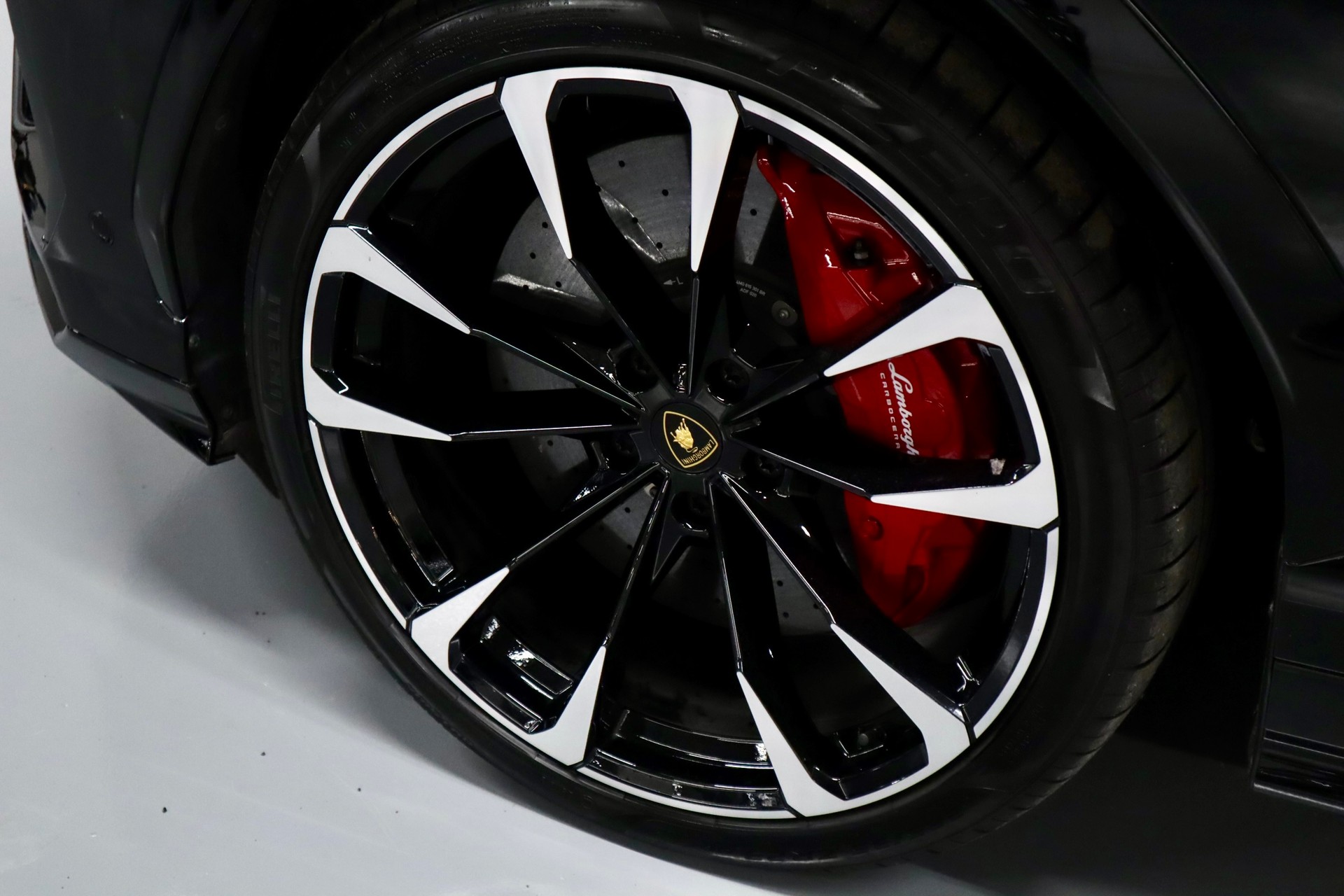 LAMBORGHINI Urus E-Gear | CH-Fzg. | 1. Hand | Top Ausstattung-showroom-element-2