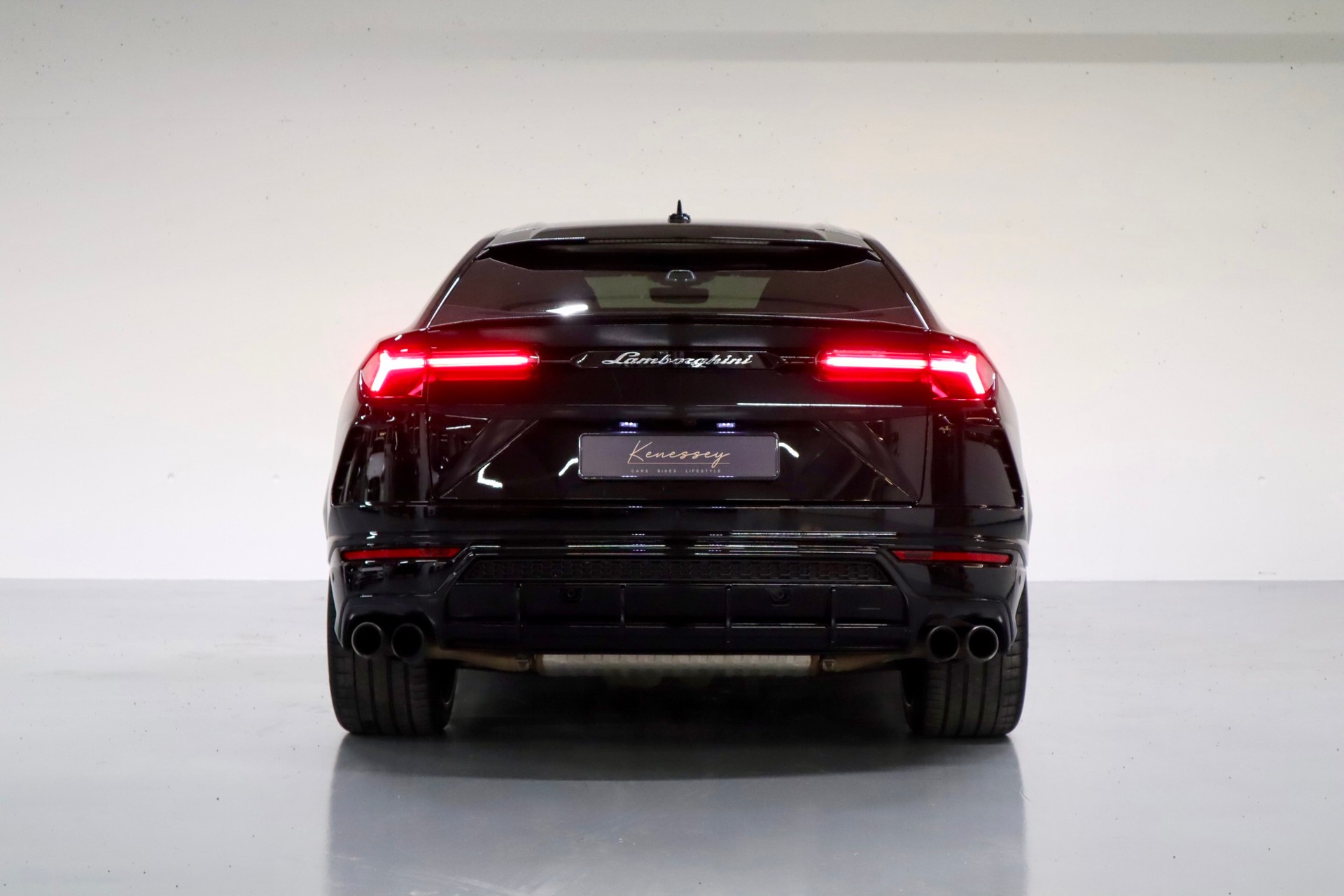 LAMBORGHINI Urus E-Gear | CH-Fzg. | 1. Hand | Top Ausstattung-showroom-element-3