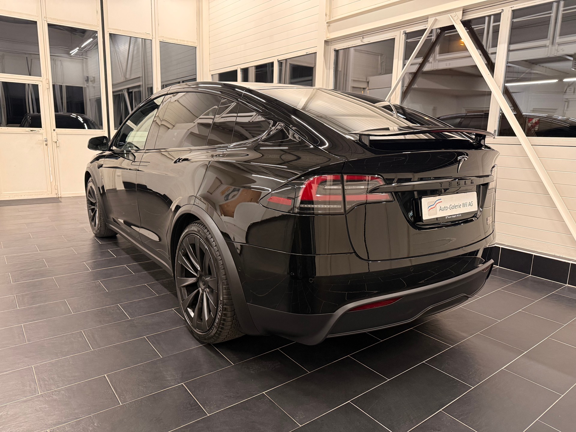 TESLA Model X 100kWh Plaid-showroom-element-3