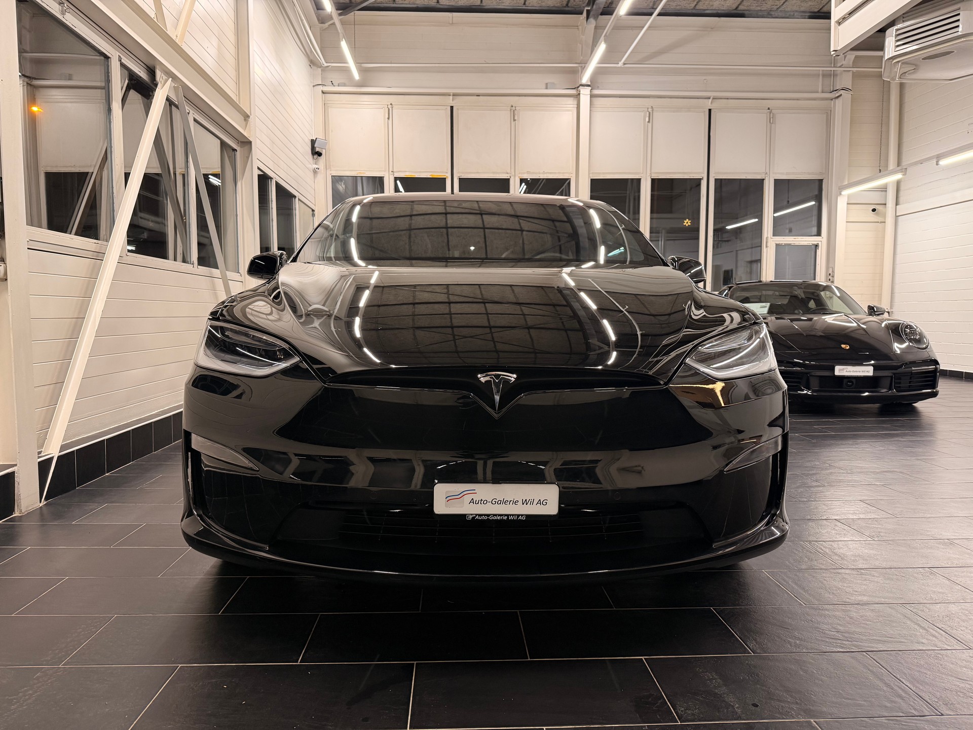 TESLA Model X 100kWh Plaid-showroom-element-1