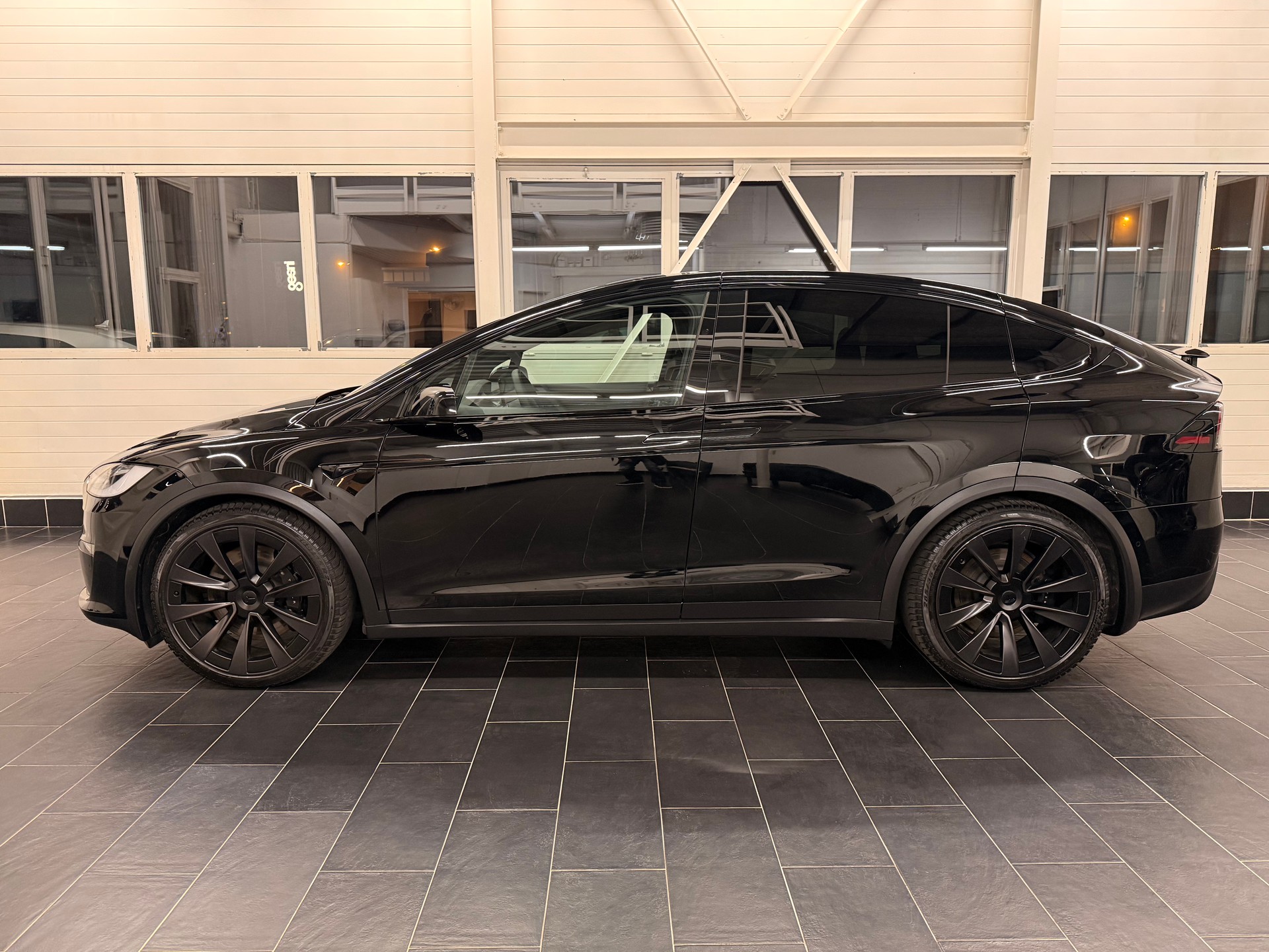 TESLA Model X 100kWh Plaid-showroom-element-2