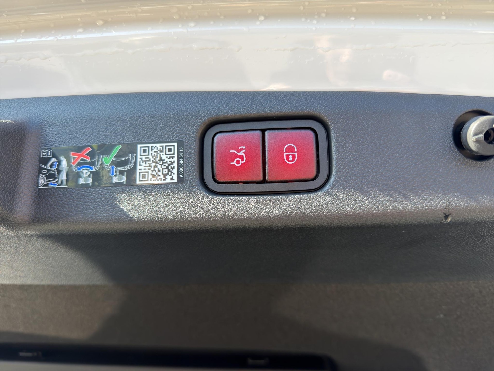 MERCEDES-BENZ E 400 e AMG Line 4matic-image-19