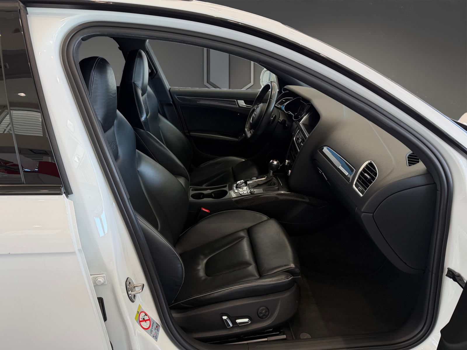 AUDI RS4 Avant 4.2 FSI V8 quattro S-tronic-image-13