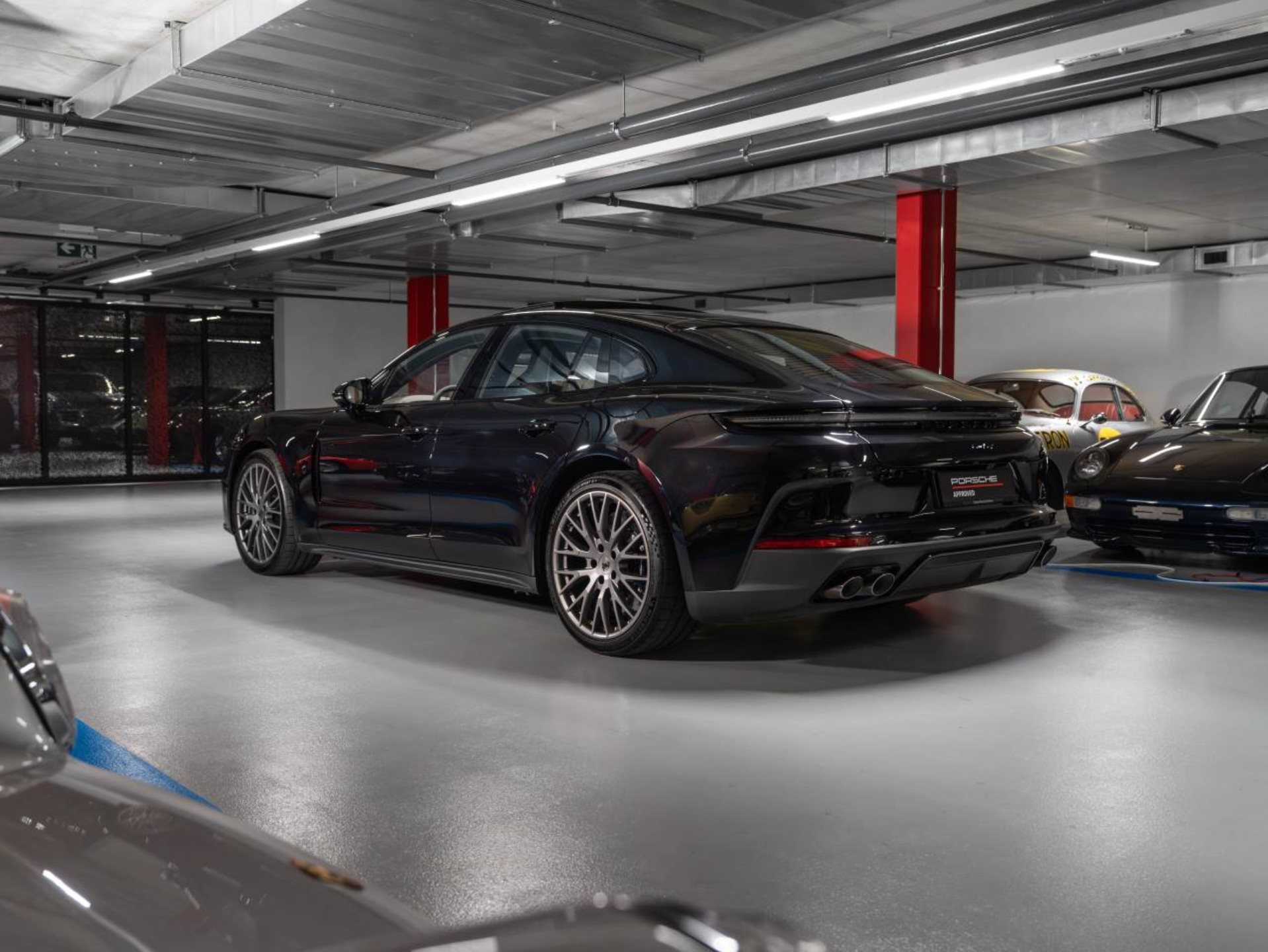 PORSCHE Panamera Turbo S E-Hybrid-showroom-element-2